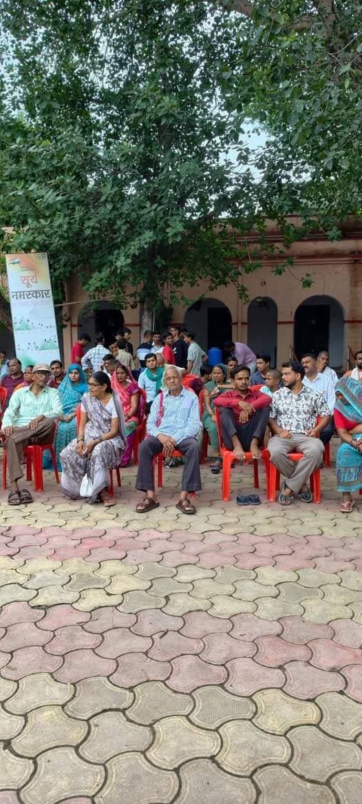 मुरैना में मेगा हेल्थ चेक-अप कैंप, करीब 1000 लोगों ने लिया लाभ।
मुरैना। रोटरी क्लब चंबल और शारदाकेयर के संयुक्त तत्वावधान में रविवार को शासकीय उत्कृष्ट उच्चतर माध्यमिक विद्यालय क्रमांक-1 में मेगा हेल्थ चेक-अप कैंप आयोजित किया गया। शिविर में करीब 1000 लोगों ने विशेषज्ञ चिकित्सकों से परामर्श और निःशुल्क स्वास्थ्य जांच का लाभ उठाया।
कैंप में ब्लड शुगर, ब्लड प्रेशर, ईसीजी, हीमोग्लोबिन सहित विभिन्न जांचें की गईं। शारदाकेयर के विशेषज्ञ डॉक्टरों ने कैंसर, किडनी, हृदय सहित विभिन्न बीमारियों से संबंधित परामर्श दिया।
रोटरी क्लब चंबल ने भविष्य में भी ऐसे स्वास्थ्य जागरूकता एवं जांच शिविर आयोजित कर आमजन तक बेहतर स्वास्थ्य सेवाएं पहुंचाने की प्रतिबद्धता जताई।