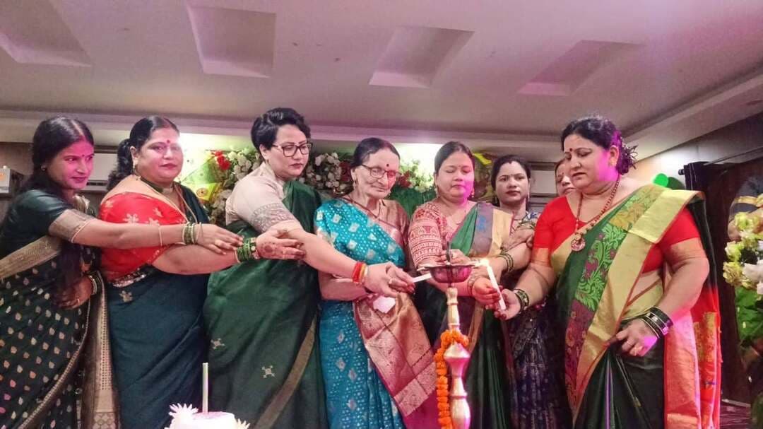 🌸 महिला सशक्तिकरण संवाद | औरंगाबाद
✨ सशक्त महिला, सशक्त परिवार, सशक्त समाज! ✨
आज दिनांक 23 अगस्त 2026 को जिला परिषद सभागार, औरंगाबाद में महिला सशक्तिकरण संवाद के साथ समूह गीत, भक्ति संगीत, नृत्य एवं विभिन्न सांस्कृतिक गतिविधियों का आयोजन उत्साहपूर्ण वातावरण में किया गया।
कार्यक्रम का उद्देश्य महिलाओं की सामाजिक, आर्थिक एवं शैक्षणिक भूमिका को सशक्त करना, उनकी प्रतिभा को मंच प्रदान करना तथा समाज में समान अवसर, सम्मान एवं सहभागिता की भावना को बढ़ावा देना रहा।
🎤 महिला सशक्तिकरण संवाद प्रतियोगिता में प्रतिभागियों ने बालिका शिक्षा, बेटी बचाओ-बेटी पढ़ाओ, बाल विवाह, दहेज प्रथा, महिला सुरक्षा एवं सम्मान, आर्थिक आत्मनिर्भरता, कौशल विकास, नेतृत्व क्षमता तथा निर्णय प्रक्रिया में महिलाओं की भागीदारी जैसे महत्वपूर्ण विषयों पर अपने विचार प्रभावी एवं रचनात्मक ढंग से प्रस्तुत किए।
कार्यक्रम का उद्घाटन जिला परिषद अध्यक्ष श्रीमती प्रमिला देवी, उप विकास आयुक्त कुमारी अनुपम सिंह, उपाध्यक्ष श्रीमती किरण सिंह, श्रीमती अनिता सिंह एवं अन्य उपस्थित सदस्यों द्वारा दीप प्रज्वलित कर एवं केक काटकर किया गया।
🏆 प्रतियोगिता के विजेता
🥇 प्रथम विजेता प्रमिला देवी ,जिला परिषद अध्यक्ष
🥈 द्वितीय विजेता: द्वितीय विजेता मिंटू सिंह शिक्षिका
🥉 तृतीय विजेता: डॉ पूर्णिमा सिंह योग शिक्षिका एवं मीनाक्षी सिंह शिक्षिका
🤝 कार्यक्रम सहयोगी के रूप में श्रीमती अनिता सिंह को जिला परिषद द्वारा सम्मानित किया गया।
कार्यक्रम के माध्यम से यह संदेश दिया गया कि महिलाओं को शिक्षा, रोजगार, स्वरोजगार, कौशल विकास एवं नेतृत्व के समान अवसर उपलब्ध कराना समावेशी एवं सतत विकास की दिशा में महत्वपूर्ण कदम है।
🌺 आइए, महिलाओं की प्रतिभा को अवसर दें, उनके अधिकारों का सम्मान करें और एक ऐसे समाज का निर्माण करें जहाँ हर महिला आत्मनिर्भर, सुरक्षित और सशक्त हो।
#महिला_सशक्तिकरण #WomenEmpowerment #औरंगाबाद #Bihar #बेटी_बचाओ_बेटी_पढ़ाओ #महिला_सम्मान #बालिका_शिक्षा #आत्मनिर्भर_महिला #सशक्त_महिला #समावेशी_विकास
Rural Development Department, Government of Bihar Panchayati Raj Department, Government of Bihar Social Welfare Department, Government of Bihar Information & Public Relations Department, Government of Bihar CMO Bihar