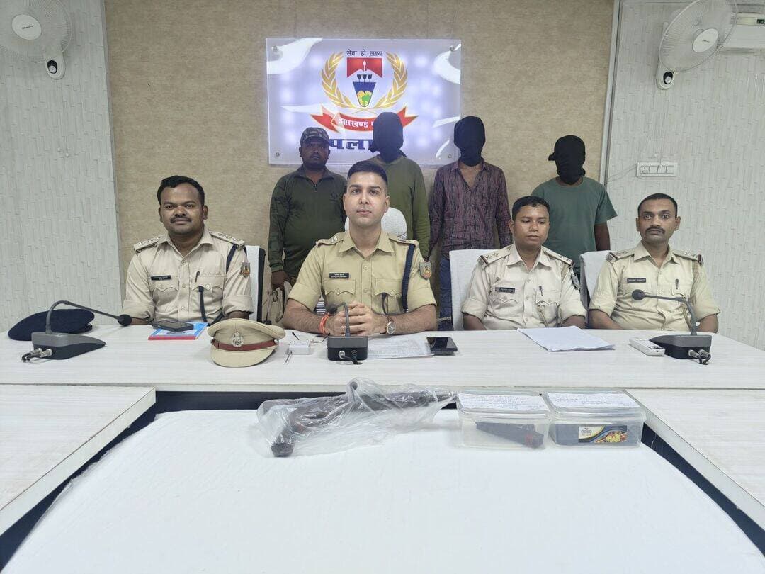 ऑपरेशन सफाया" के तहत पलामू पुलिस की बड़ी कार्रवाई, देशी कार्बाइन तथा सात गोली के साथ तीन अपराधकर्मी गिरफ्तार
पुलिस अधीक्षक पलामू के निर्देशानुसार ऑपरेशन सफाया के तहत अनुमंडल पुलिस पदाधिकारी लेस्लीगंज (पांकी) श्री प्रशांत कुमार-02 के नेतृत्व में पांकी थाना पुलिस द्वारा कार्रवाई करते हुए अवैध हथियार के साथ तीन अपराधकर्मियों को गिरफ्तार किया गया।
दिनांक 22.08.2026 को गुप्त सूचना प्राप्त हुई कि कुछ अपराधकर्मी हथियार के बल पर एक व्यापारी से लूटपाट करने की फिराक में हैं। सूचना के सत्यापन एवं कार्रवाई हेतु छापामारी दल का गठन किया गया। छापामारी के दौरान पांकी थाना क्षेत्र के बराज से उत्तर, ग्राम बनखेता जाने वाली ग्रामीण सड़क के किनारे टोला कोलवा में पुलिस टीम ने तीन संदिग्ध अपराधकर्मियों को पकड़ लिया गया।
तलाशी के क्रम में उनके पास से अवैध हथियार मिलें। जिसके पश्चात तीनों अपराधकर्मियों की गिरफ्तारी की गई।
*बरामदगी*
* अवैध देशी कारबाइन–01
* लोहे का एक मैगजीन
* 07 जिंदा गोली एवं 01 खोखा
* 02 मोटरसाइकिल
* 03 मोबाइल फोन
*गिरफ्तार अभियुक्त*
1. सुभन गंझू, उम्र करीब 38 वर्ष, पिता बासुदेव गंझू।
2. सकिंद्र गंझू, उम्र करीब 22 वर्ष, पिता बिशु गंझू।
3. सुमन यादव, उम्र करीब 23 वर्ष, पिता सुधीर यादव, सभी ग्राम सिकनी, थाना लावालौंग, जिला चतरा।
गिरफ्तार अभियुक्तों के विरुद्ध पांकी थाना कांड संख्या 138/2026, दिनांक 22.08.2026, धारा 310(4)/310(5) बीएनएस एवं 25(1-बी)ए/26/35 आर्म्स एक्ट के तहत मामला दर्ज कर अग्रेतर कार्रवाई की जा रही है।
*पूर्व आपराधिक इतिहास*
गिरफ्तार अभियुक्तों के विरुद्ध चतरा एवं हजारीबाग जिले के विभिन्न थानों में लूट, आर्म्स एक्ट, एनडीपीएस एक्ट एवं अन्य गंभीर धाराओं में मामले दर्ज हैं।
*छापामारी दल*
अनुमंडल पुलिस पदाधिकारी लेस्लीगंज (पांकी) श्री प्रशांत कुमार-02 के नेतृत्व में पु०अ०नि० रविन्द्र राहुल साय, पु०अ०नि० रंजीत कुमार, स०अ०नि० अमित कुमार उपाध्याय एवं पांकी थाना सशस्त्र बल, पलामू शामिल रहे।
====================
*पुलिस अधीक्षक,*
*पलामू*