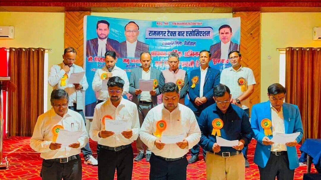<nis:link nis:type=tag nis:id=रामनगर nis:value=रामनगर nis:enabled=true nis:link/> टैक्स बार एसोसिएशन की नवनिर्वाचित कार्यकारिणी का शपथ ग्रहण समारोह द ग्रैंड रिसॉर्ट, छोई, रामनगर में संपन्न हुआ।
<nis:link nis:type=tag nis:id=समारोह nis:value=समारोह nis:enabled=true nis:link/> में नवनिर्वाचित पदाधिकारियों को अतिथियों द्वारा अपने-अपने पद एवं दायित्वों की शपथ दिलाते हुए कार्यकारिणी द्वारा अधिवक्ताओं के हितों की रक्षा, संगठन की मजबूती तथा बार की गरिमा को बनाए रखने के लिए पूरी निष्ठा और समर्पण के साथ कार्य करने का संकल्प लिया।
<nis:link nis:type=tag nis:id=समारोह nis:value=समारोह nis:enabled=true nis:link/> के मुख्य अतिथि डॉ. चंद्रशेखर जोशी, सदस्य बार काउंसिल ऑफ उत्तराखंड एवं राजन मेहरा, सदस्य बार काउंसिल ऑफ उत्तराखंड विशिष्ट अतिथि अनिल सिन्हा, सहायक आयुक्त राज्य कर कार्यालय रामनगर, संतोष सिंह, सहायक आयुक्त सचल दल रामनगर एवं असलम खान, खाद्य संरक्षण अधिकारी डी.सी.एस. रावत, अध्यक्ष हाई कोर्ट बार एसोसिएशन तथा सौरभ अधिकारी, महासचिव हाई कोर्ट बार एसोसिएशन मौजूद रहे।
कार्यक्रम में उपाध्यक्ष गुलरेज रज़ा, उपसचिव जीशान मलिक, कोषाध्यक्ष मनोज बिष्ट एवं प्रेस प्रवक्ता विशाल रस्तोगी ने सक्रिय सहभागिता निभाई। वहीं रामनगर टैक्स बार के पूर्व अध्यक्ष एवं कार्यकारिणी सदस्य पूरन चंद्र पांडे की विशेष उपस्थिति एवं सहयोग ने समारोह की गरिमा को और बढ़ाया। कार्यक्रम के मुख्य वक्ताओं पूरन चंद्र पांडे, अध्यक्ष मों फिरोज अंसारी , महासचिव मनु अग्रवाल एवं उपसचिव जीशान मलिक* ने भी अपने संबोधन के माध्यम से संगठन की भावी दिशा एवं अधिवक्ताओं के हितों से जुड़े विषयों पर विचार रखे।
समारोह में हल्द्वानी टैक्स बार के महासचिव महेंद्र बिष्ट, हल्द्वानी बार एसोसिएशन के अध्यक्ष गोविंद बिष्ट एवं महासचिव मोहन बिष्ट व अन्य अधिवक्ताओं ने शिरकत की साथ ही रामनगर से नावेद सैफी, मनोज अग्रवाल, लईक अहमद, सागर भट्ट सहित कई अधिवक्ता मौजूद रहे। और सभी ने नवनिर्वाचित कार्यकारिणी को शुभकामनाएं एवं बधाई दी।
<nis:link nis:type=tag nis:id=ramnagar nis:value=Ramnagar nis:enabled=true nis:link/> <nis:link nis:type=tag nis:id=uttrakhand nis:value=uttrakhand nis:enabled=true nis:link/> <nis:link nis:type=tag nis:id=nainital nis:value=Nainital nis:enabled=true nis:link/>