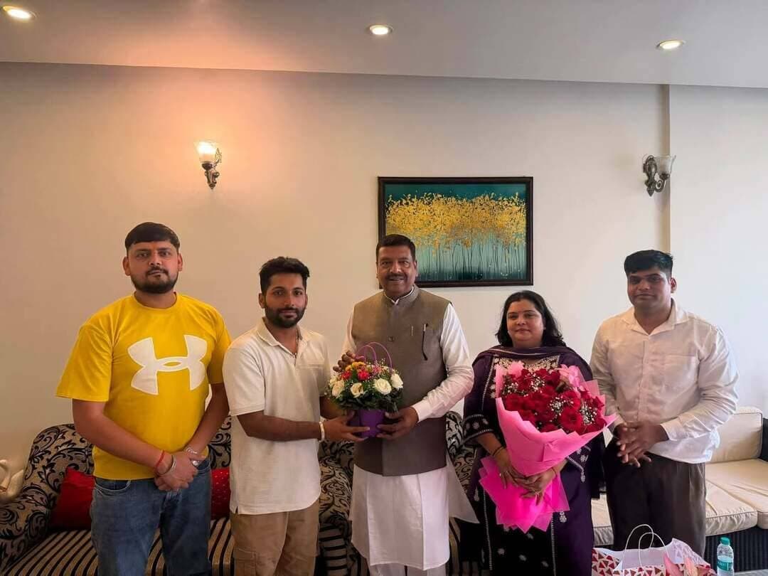 आज भाजपा जिला पंचकूला के यशस्वी जिलाध्यक्ष श्री Ajay Mittal जी के जन्मदिवस के शुभ अवसर पर उनके निवास स्थान पर भाजपा सोशल मीडिया टीम की ओर से जिला प्रमुख चंदा शर्मा जी, सह-प्रमुख शुभम सैनी जी, गौरव शर्मा जी, अनिल सिंह जी एवं परमिंदर जी ने पहुंचकर उन्हें पुष्पगुच्छ,स्नेह एवं आत्मीयता के साथ जन्मदिवस की हार्दिक बधाई एवं शुभकामनाएं प्रेषित कीं।
#panchkulanews #panchkula #panchkulasocialmedia
BJP Panchkula