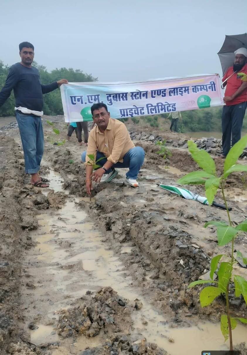 🔳खदान क्षेत्रों में कराया गया व्यापक वृक्षारोपण, ग्रामीणों को फलदार एवं छायादार पौधों का भी किया गया नि:शुल्क वितरण
🔳कटनी - पर्यावरण संरक्षण और खनन क्षेत्रों को सुरक्षित एवं हरित बनाने की दिशा में जिला प्रशासन द्वारा लगातार प्रयास किए जा रहे हैं। कलेक्टर श्री आशीष तिवारी द्वारा टास्क फोर्स की बैठक में दिए गए निर्देशों के अनुपालन में खनिज विभाग के मार्गदर्शन में जिले की चूना पत्थर खदानों के आसपास व्यापक स्तर पर वृक्षारोपण कराया जा रहा है।
इसी क्रम में विगत दिवस विजयराघवगढ़ तहसील के ग्राम पूंछी एवं विस्तरा में एन.एम. दुबास कंपनी द्वारा संचालित चूना पत्थर खदानों के चारों ओर सुरक्षा एवं पर्यावरण संतुलन की दृष्टि से सघन पौधारोपण किया गया। वहीं ननवारा-बड़ारी क्षेत्र में स्थित चूना पत्थर खदानों के आसपास श्री राजकिशोर अग्रवाल कंपनी द्वारा भी बड़े पैमाने पर पौधे लगाए गए।
*ग्रामीणों को फलदार एवं छायादार पौधों का निशुल्क वितरण*
खदान क्षेत्रों को हरा-भरा बनाने के साथ स्थानीय समुदाय को पर्यावरण संरक्षण से जोड़ने के उद्देश्य से ग्रामीणों को फलदार एवं छायादार पौधों का निशुल्क वितरण भी किया गया। साथ ही ग्रामीणों को इन पौधों को अपने घरों एवं आसपास के क्षेत्रों में लगाने के लिए प्रेरित किया गया है।
जिला प्रशासन द्वारा मानसून सत्र के दौरान जिले की सभी संचालित खदानों के आसपास हरियाली सुनिश्चित करने के लिए अन्य खदान संचालकों को भी अनिवार्य रूप से वृक्षारोपण करने के निर्देश दिए गए हैं। प्रशासन का उद्देश्य खनन गतिविधियों के साथ पर्यावरण संरक्षण को बढ़ावा देना, खदान क्षेत्रों की सुरक्षा सुनिश्चित करना तथा जिले में हरित आवरण को बढ़ाना है।
#JansamparkMP
#CMMadhyaPradesh
#DrMohanYadav51
#udaypratapmp
#jbpcommissioner
#katni
#कटनी