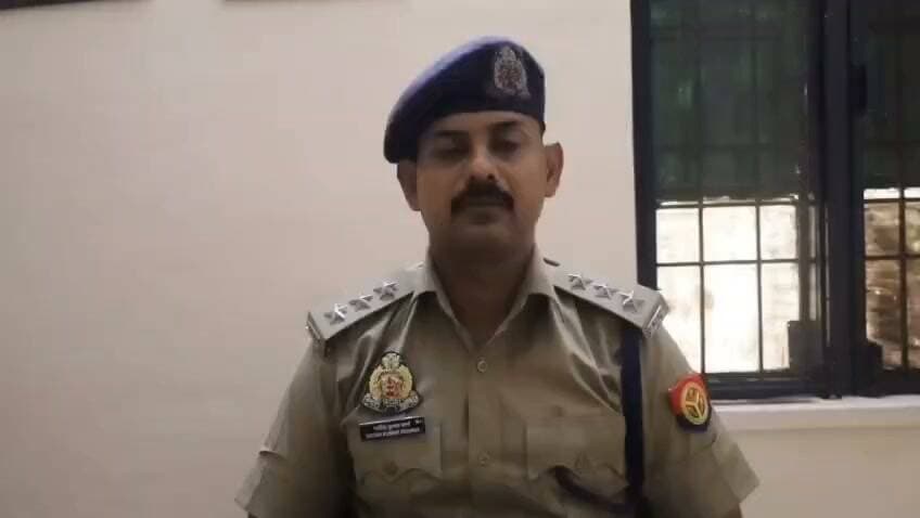 *आज दिनांक 23.08.2026 को थाना गड़वार पर सूचना प्राप्त हुई की ग्राम हथौड़ी से 03 नाबालिग बच्चियाँ दिनांक 22.08.2026 को घर से स्कूल पढ़ने के लिए गयी थी, लेकिन कहीं चली गयी हैं। उक्त सूचना पर थाना स्थानीय पर सुसंगत धाराओं में अभियोग पंजीकृत किया गया है। पुलिस टीम का गठन कर तत्परता से उक्त बच्चियों की तलाश जारी है। मौके पर शांति व्यवस्था कायम है। इस सम्बन्ध में क्षेत्राधिकारी नगर श्री सतीश कुमार शर्मा की वीडियो बाइट👇🏻*