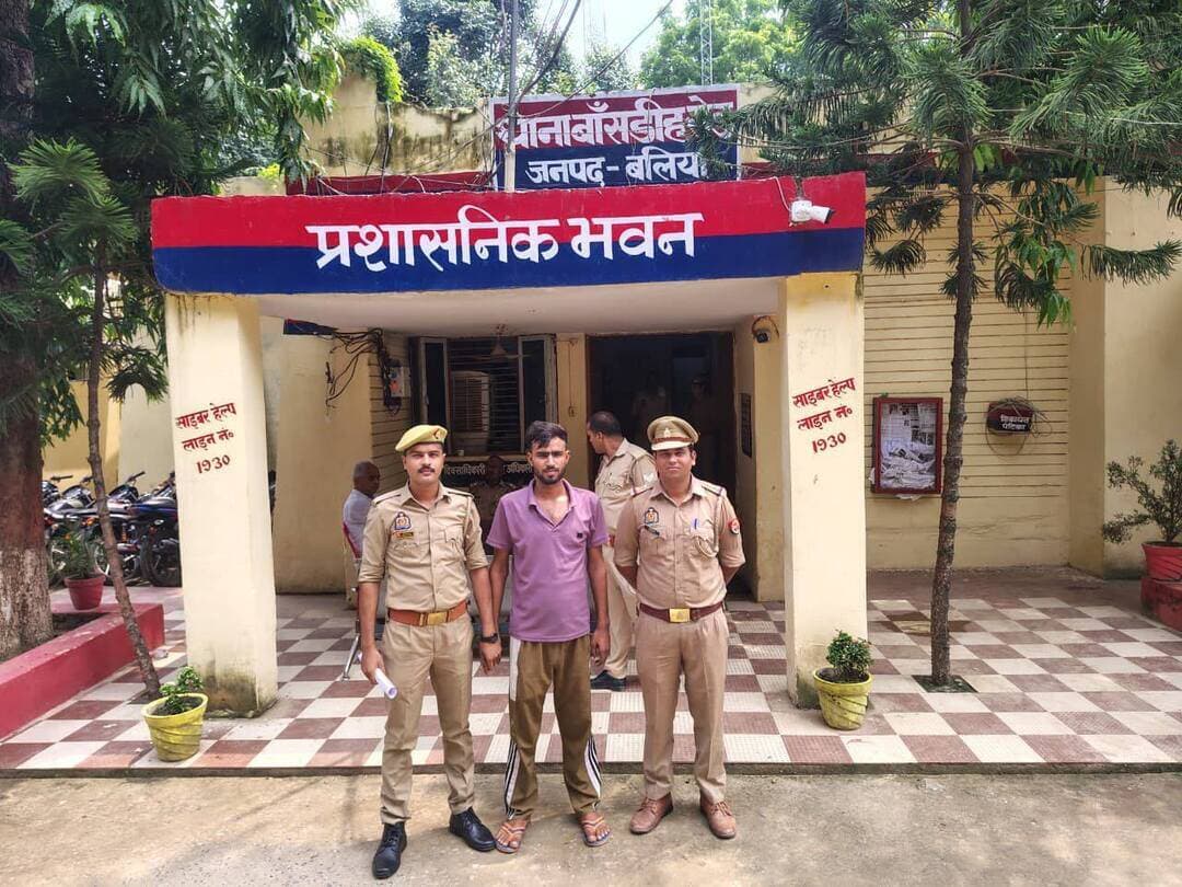 *थाना बासंडीहरोड जनपद बलिया पुलिस द्वारा अपहरण/ पॉक्सो एक्ट से सम्बंधित 01 नफर प्रकाश में आये अभियुक्त को किया गया गिरफ्तार ।*
*श्रीमान् पुलिस अधीक्षक महोदय बलिया श्री ओमवीर सिंह* के निर्देशन में अपराध की रोकथाम व अपराधियों की गिरफ्तारी हेतु चलाये जा रहे सघन अभियान के क्रम में *श्रीमान् अपर पुलिस अधीक्षक (उत्तरी) महोदय श्री दिनेश कुमार शुक्ला* के निकट पर्यवेक्षण व *श्रीमान् क्षेत्राधिकारी बांसडीह श्री जयशंकर मिश्रा* व थानाध्यक्ष वंश बहादुर सिंह थाना बांसडीह रोड जनपद बलिया के कुशल नेतृत्व मे थाना बांसडीह रोड पुलिस टीम को मिली सफलता ।
उल्लेखनीय है कि दिनांक 14.08.2026 को वादिनी द्वारा प्रार्थना पत्र देकर अवगत कराया कि दिनाँक-10/08/2026 को समय करीब 03 बजे सुबह हम प्रार्थिनी की लड़की को हमारे ही गांव का लडका *वकील राम s/o मदन राम* ने मेरी लड़की को बहला फुसलाकर अपने साथ कहीं भगा ले गया है। हम प्रार्थिनी ने अपनी लड़की की काफी खोज बीन की लेकिन कुछ अता-पता न चल सका जिसके सम्बन्ध में थाना स्थानीय पर दिनांक 14.08.2026 को लिखित तहरीर देकर मु0अ0सं0-165/26 धारा 87/137(2) BNS अभियोग पंजीकृत किया गया था । जिसमे विवेचना प्रचलित है जिसमें पीड़िता को सकुशल बरामद कर वन स्टाफ सेंटर बलिया भेजा गया। विवेचनात्मक कार्यवाही में पीड़िता के बायान के आधार पर उपरोक्त अभियोग में धारा 65(1) BNS व 5J(ii)/6 पॉक्सो एक्ट की बढोत्तरी की गयी तथा पीड़िता के बयान के आधार पर *अभियुक्त 1. विवेक यादव उर्फ डब्लू पुत्र जोगी उर्फ जोगेन्द्र यादव निवासी शंकरपुर थाना बांसडीह रोड जनपद बलिया उम्र 20 वर्ष* प्रकाश में आया ।
इसी क्रम में थाना बांसडीह रोड पुलिस टीम द्वारा प्रकाश में आये अभियुक्त विवेक यादव उर्फ डब्लू की गिरफ्तारी का प्रयास किया जा रहा था कि आज दिनांक 23.08.2026 को थाना बांसडीह रोड पुलिस टीम के *उ0नि0 संदीप कुमार* मय हमराह/कर्मचारीगण के साथ चेकिंग तलाशी व में मुखबिर की सूचना के आधार पर थाना स्थानीय पर पंजीकृत मु0अ0सं0 165/26 घारा 87/137(2) BNS व बढोत्तरी धारा 65(1) BNS व 5J(ii)/6 पॉक्सो एक्ट में प्रकाश में आये *अभियुक्त 1. विवेक यादव उर्फ डब्लू पुत्र जोगी उर्फ जोगेन्द्र यादव निवासी शंकरपुर थाना बांसडीह रोड जनपद बलिया उम्र 20 वर्ष* को समय 09.46 बजे ग्राम टकरसन से गिरफ्तार किया गया । उपरोक्त प्रकाश में आये गिरफ्तार अभियुक्त के विरुद्ध आवश्यक विधिक कार्यवाही पूर्ण करते हुए मा0 न्यायालय भेजा गया ।
*संबंधित अभियोग-*
1. मु0अ0सं0 165/26 घारा 87/137(2) BNS व बढोत्तरी धारा 65(1) BNS व 5J(ii)/6 पॉक्सो एक्ट थाना बांसडीह रोड बलिया
*गिरफ्तार अभियुक्त का नाम व पता-*
1. विवेक यादव उर्फ डब्लू पुत्र जोगी उर्फ जोगेन्द्र यादव निवासी शंकरपुर थाना बांसडीह रोड जनपद बलिया उम्र 20 वर्ष
*आपराधिक इतिहास-*
1. मु0अ0सं0 243/2025 धारा घारा 87/137(2) BNS थाना बांसडीह रोड जनपद बलिया ।
*गिरफ्तार करने वाली पुलिस टीम-*
1. उ0नि0 संदीप कुमार थाना बांसडीहरोड जनपद बलिया
2. हे0का0 माधवानन्द सिंह थाना बांसडीहरोड जनपद बलिया
3. का0 राहुल यादव यादव थाना बांसडीहरोड जनपद बलिया
*सोशल मीडिया सेल*
*बलिया पुलिस*