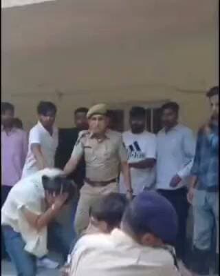 राजस्थान के जोधपुर में रविवार को कॉकरोच जनता पार्टी (CJP) के कार्यक्रम में भारतीय जनता युवा मोर्चा (भाजयुमा) के कार्यकर्ता ने CJP कार्यकर्ता को थप्पड़ मार दिया।
इसके बाद CJP और ABVP के कार्यकर्ताओं के बीच झड़प हो गई। पुलिस ने ABVP और भारतीय जनता युवा मोर्चा के 2 पदाधिकारियों समेत 11 लोगों को हिरासत में लिया है। कॉकरोच जनता पार्टी का कार्यक्रम जोधपुर के गांधी शांति प्रतिष्ठान में हो रहा था।
डीसीपी ईस्ट मनीष कुमार चौधरी ने कहा- कुछ लोग सीजेपी के कार्यक्रम में चारदीवारी कूदकर आने की कोशिश कर रहे थे। इसके चलते कुछ लोगों को डिटेन किया है। मारपीट की सूचना आएगी तो आगे की कार्रवाई करेंगे।
2 दिन पहले 21 अगस्त को जयपुर में रामपुरा-कंवरपुरा गांव में सरकारी स्कूल के निरीक्षण के दौरान CJP कार्यकर्ताओं पर हमला हुआ था। CJP ने कार्रवाई के लिए 48 घंटे का अल्टीमेटम दिया था। ग्रामीणों ने भी CJP के खिलाफ एक्शन नहीं होने पर गिरफ्तारियां देने की चेतावनी दी थी।