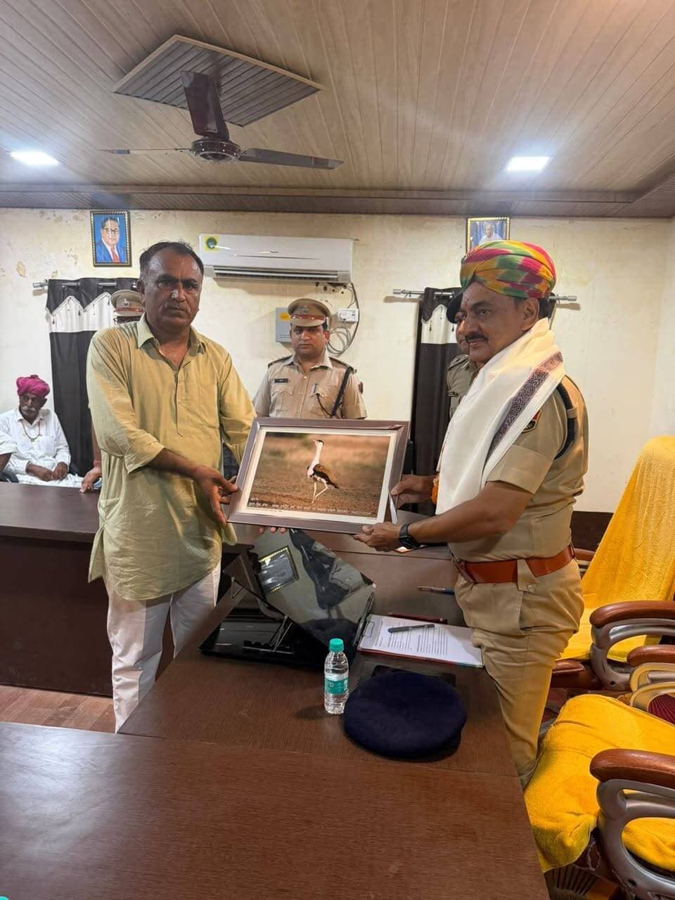 सतेंद्र सिंह (आईपीएस ) IG जोधपुर द्वारा ग्राम पंचायत म्याजालार मे CLG की मीटिंग... भव्य स्वागत और अभिनन्दन... इस दौरान अभिषेक शिवहरे जिला पुलिस अधीक्षक जैसलमेर मेजर भास्कर गोगाई अतिरिक्त पुलिस अधीक्षक,सुनील सांखला रूपसिंह इंदा पुलिस उप अधीक्षक और बीएसएफ के अधिकारीगण,अन्य जनप्रतिनिधि सहित क्षेत्र के मुख्य लोग उपस्थित हुए जुगत सिंह सोढा, गीतां कवर सरपंच म्याजालार,....