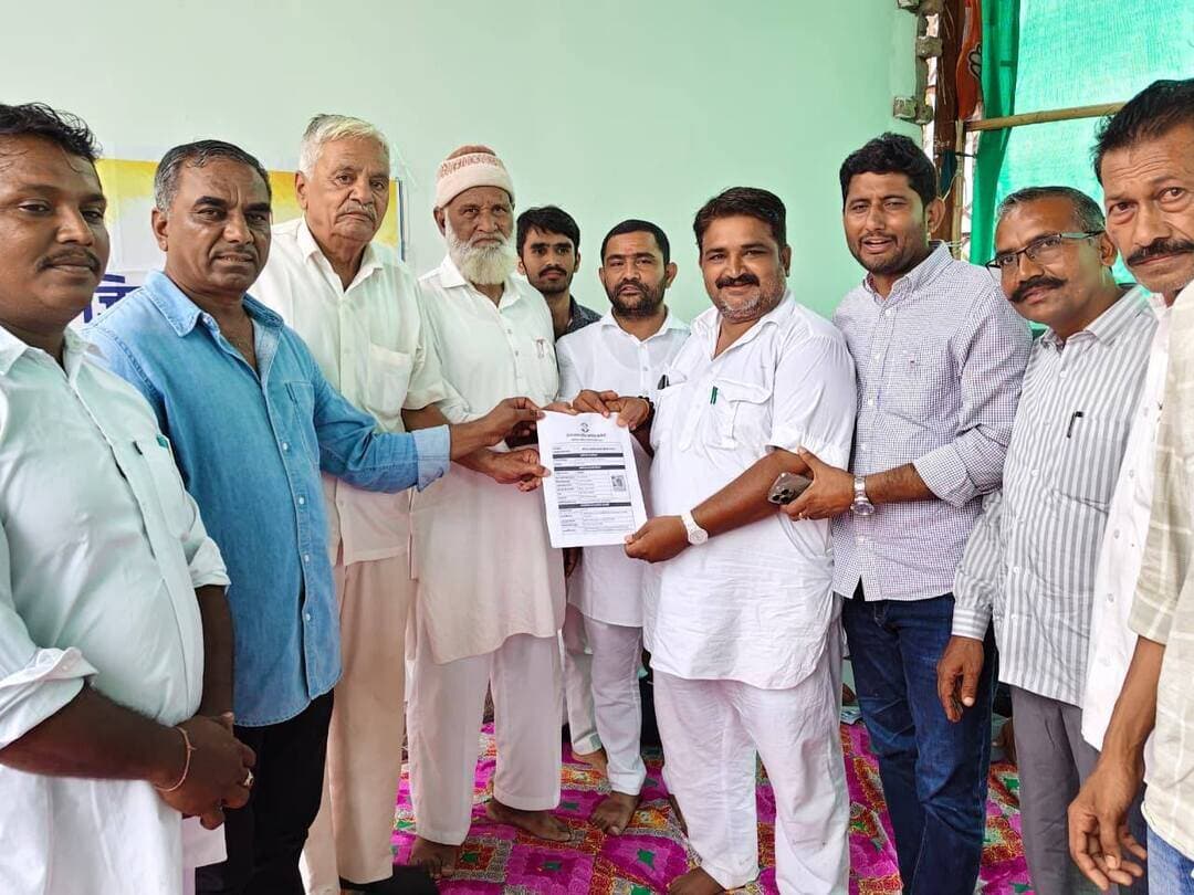 बाड़मेर कांग्रेस कार्यालय में नगर परिषद चुनाव की टिकट के आवेदन को लेकर उमड़ी भीड़