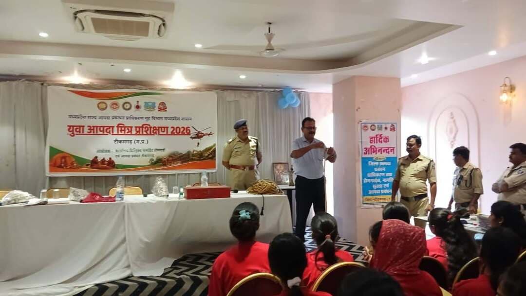 युवा आपदा मित्र प्रशिक्षण के द्वितीय दिवस में भगदड़, भूकंप एवं अग्नि सुरक्षा की दी जानकारी
--
जिला प्रशासन के निर्देशन में आयोजित युवा आपदा मित्र प्रशिक्षण कार्यक्रम के द्वितीय बैच का द्वितीय दिवस आज तेज होटल में आयोजित किया गया। 182 प्रतिभागियों के इस बैच में कलेक्टर श्री विवेक श्रोत्रिय के निर्देशन में जिला प्रशासन द्वारा चयनित जलीय संरचनाओं के तटीय क्षेत्रों में रहने वाले प्रतिभागियों को विशेष रूप से शामिल किया गया है, ताकि आपदा की स्थिति में स्थानीय स्तर पर प्रभावी ढंग से बचाव एवं राहत कार्य किए जा सकें।
प्रशिक्षण के दौरान प्लाटून कमांडर श्री अमित दुबे ने प्रतिभागियों को भगदड़ की स्थिति में बचाव एवं सुरक्षा के उपायों की जानकारी दी। इसके साथ ही भूकंप के दौरान बरती जाने वाली सावधानियों तथा भूकंप के उपरांत बचाव कार्यों के संबंध में विस्तार से प्रशिक्षण दिया गया। उन्होंने अग्नि सुरक्षा एवं फायर एक्सटिंग्विशर के सुरक्षित एवं प्रभावी उपयोग की जानकारी भी प्रतिभागियों को दी।
लंच के पश्चात जिला सेनानी श्री बीपी नामदेव द्वारा आपदा मित्रों को रोप रेस्क्यू का प्रशिक्षण प्रदान किया गया। उन्होंने रस्सी के माध्यम से किए जाने वाले बचाव कार्यों की जानकारी देते हुए विभिन्न प्रकार की गांठों एवं हिच के संबंध में प्रशिक्षण दिया। प्रशिक्षण के दौरान प्रतिभागियों से विभिन्न गांठों एवं रोप रेस्क्यू तकनीकों का प्रायोगिक अभ्यास भी कराया गया।
प्रशिक्षण का उद्देश्य युवा आपदा मित्रों को विभिन्न प्राकृतिक एवं मानवजनित आपदाओं के दौरान त्वरित बचाव कार्य करने के लिए आवश्यक व्यवहारिक एवं तकनीकी दक्षता प्रदान करना है, जिससे आवश्यकता पड़ने पर वे जिला प्रशासन एवं संबंधित बचाव दलों के साथ समन्वय स्थापित कर प्रभावी रूप से राहत एवं बचाव कार्यों में सहयोग कर सकें।
Home Department of Madhya Pradesh
Jansampark Madhya Pradesh
#JansamparkMP
#Jansamparktikamgarh
#tikamgarh