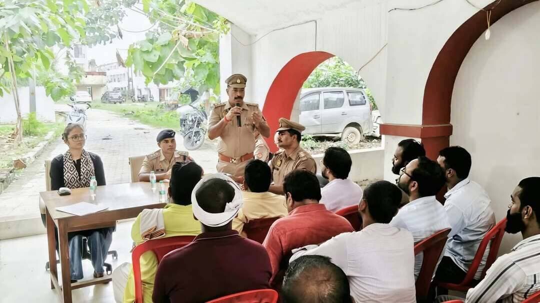 *बारावफात को लेकर बस्ती में पुलिस-प्रशासन अलर्ट, नायब तहसीलदार और सीओ सिटी की मौजूदगी में कोतवाली में हुई पीस कमेटी की बैठक*
*जनपद बस्ती, उत्तर प्रदेश 23 अगस्त 2026*
बारावफात (ईद-मिलाद-उन-नबी) के त्योहार को शांतिपूर्ण और सौहार्द के साथ मनाने के लिए बस्ती पुलिस-प्रशासन ने तैयारियां तेज कर दी हैं। शनिवार शाम 4 बजे थाना कोतवाली परिसर में पीस कमेटी की अहम बैठक आयोजित की गई।
बैठक *नायब तहसीलदार सदर सुश्री आकांक्षा श्रीवास्तव* और *क्षेत्राधिकारी लाइन / सिटी कुलदीप सिंह यादव* के कुशल निर्देशन में हुई। इस दौरान *प्रभारी निरीक्षक कोतवाली बृजानंद* और *प्रभारी निरीक्षक पुरानी बस्ती शशांक शेखर राय* की मौजूदगी में दोनों थाना क्षेत्रों के मुस्लिम समुदाय के संभ्रांत नागरिकों के साथ विस्तार से चर्चा की गई। पुलिस ने सभी गणमान्य लोगों के लिए जलपान की भी व्यवस्था की थी।
बैठक में अधिकारियों ने स्पष्ट किया कि त्योहार आपसी भाईचारे का प्रतीक है, इसलिए सभी को प्रशासन का सहयोग करना है। जुलूस निकालने के लिए पहले से अनुमति लेना अनिवार्य होगा। जुलूस में आयोजक अपने वालंटियर तैनात करें, जो भीड़ को नियंत्रित करें।
*पुलिस द्वारा जारी प्रमुख दिशा-निर्देश -*
जुलूस में किसी दूसरे धर्म, संप्रदाय या जाति के खिलाफ कोई भाषण या तकरीर नहीं होगी। निर्धारित रूट से ही जुलूस निकलेगा, कोई नई परंपरा शुरू नहीं की जाएगी। जुलूस में किसी भी प्रकार के अस्त्र-शस्त्र, नाच-गाना और आतिशबाजी पर पूर्ण प्रतिबंध रहेगा। बच्चों और बुजुर्गों का विशेष ध्यान रखा जाए। लाउडस्पीकर शासन द्वारा निर्धारित मानक के अनुसार ही बजेगा, बीमार और दिल के मरीजों का ख्याल रखा जाए।
अधिकारियों ने कहा कि शांति व्यवस्था में खलल डालने वालों पर कड़ी नजर रहेगी और ड्रोन व सीसीटीवी से निगरानी की जाएगी। सभी ने त्योहार को शांतिपूर्ण मनाने का संकल्प लिया।
*संवाददाता हरी ओम प्रकाश,
राष्ट्रीय हिंदी दैनिक कौटिल्य का भारत*