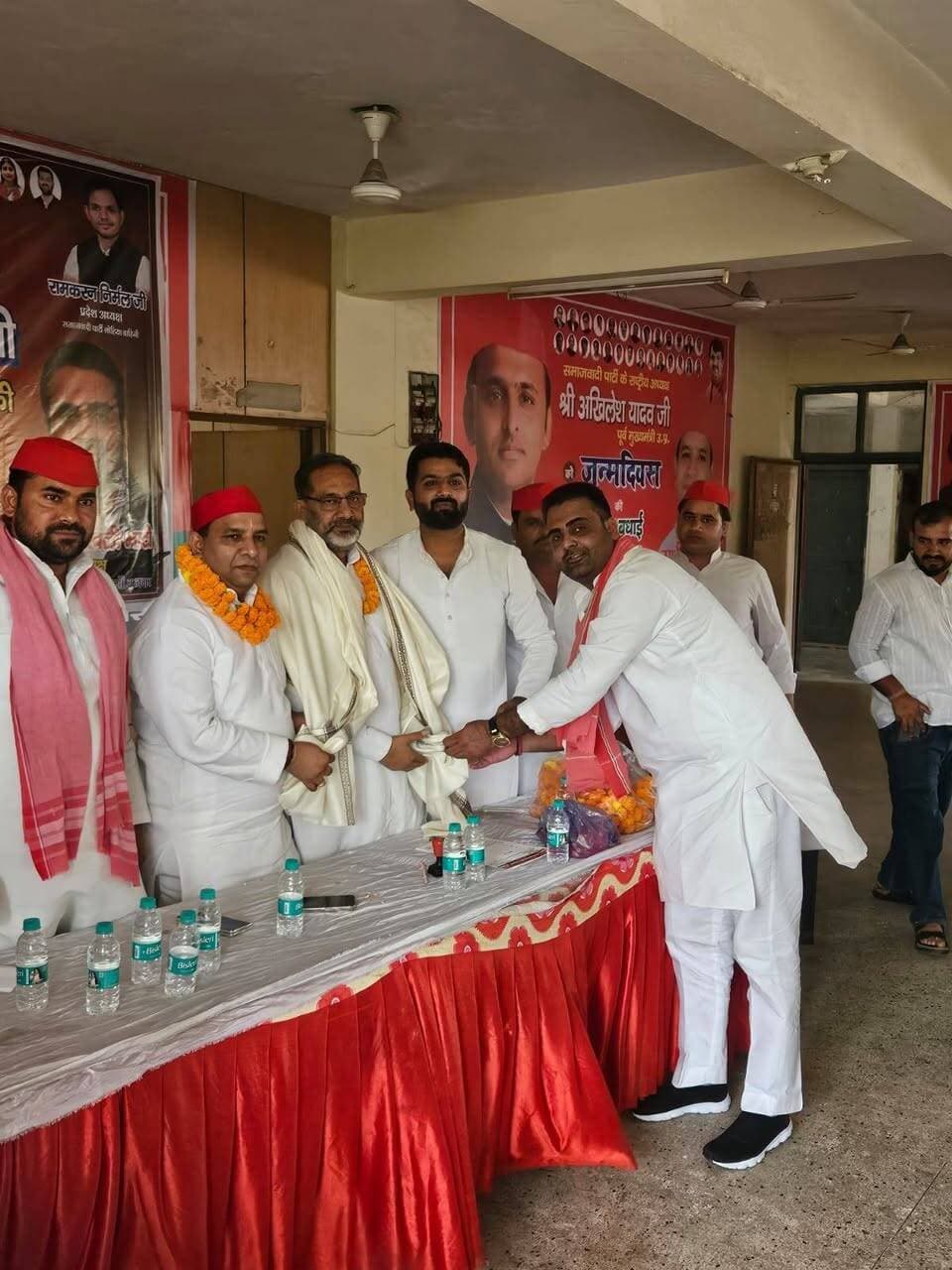 समाजवादी लोहिया वाहिनी की 31 सदस्यीय जिला कार्यकारिणी घोषित
ग्रेटर नोएडा में समाजवादी लोहिया वाहिनी, गौतम बुद्ध नगर की नवगठित 31 सदस्यीय जिला कार्यकारिणी की घोषणा की गई। संगठनात्मक बैठक की अध्यक्षता समाजवादी पार्टी के जिलाध्यक्ष सुधीर भाटी ने की। कार्यक्रम में मुख्य अतिथि राजकुमार भाटी और विशिष्ट अतिथि सपा के राष्ट्रीय उपाध्यक्ष अक्षय चौधरी मौजूद रहे।
लोहिया वाहिनी के जिलाध्यक्ष प्रतीक भाटी ने नई जिला कार्यकारिणी की घोषणा करते हुए अनुज नागर को जिला महासचिव और अभिषेक भाटी को कोषाध्यक्ष की जिम्मेदारी सौंपी। कार्यकारिणी में 7 उपाध्यक्ष, 14 सचिव और 8 कार्यकारिणी सदस्य शामिल हैं।
इस दौरान वरिष्ठ नेताओं ने नवनियुक्त पदाधिकारियों को बधाई देते हुए समाजवादी पार्टी की नीतियों और डॉ. राम मनोहर लोहिया के विचारों को जन-जन तक पहुंचाने का आह्वान किया। वहीं, पदाधिकारियों ने संगठन को बूथ और जमीनी स्तर तक मजबूत करने का संकल्प लिया।
कार्यक्रम में विधानसभा अध्यक्ष रोहित मत्ते, युवजन सभा के जिलाध्यक्ष दीपक नागर, छात्र सभा के जिलाध्यक्ष मोहित नागर, छात्र सभा के प्रदेश सचिव प्रशांत भाटी, वकील सिद्दीकी, हरीश खारी, विशेष मुखिया और हैप्पी पंडित समेत कई कार्यकर्ता मौजूद रहे।