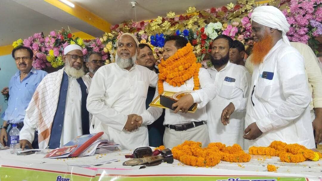 बिहार के फुलवारी शरीफ पटना के आर के हाल में बिहार प्रदेश हाशमी वेलफेयर चैरिटेबल ट्रस्ट का पदाधिकारी सम्मान समारोह का आयोजन भव्य रूप से किया गया सबसे पहले कुरान के तिलावत से प्रोग्राम का आगाज किया गया प्रोग्राम में जनाब हाजी अली राजा साहब जनाब इकबाल हाशमी ने
सर परस्ती किया एवं अध्यक्षता सरफुद्दीन साहब प्रदेश अध्यक्ष ने किया मंच से सभी उपस्थित पदाधिकारी एवं सदस्यों का इस्तकबाल नायब सदर जनाब समसुल हसन उर्फ लाडले साहब ने किया इसके बाद प्रदेश के पदाधिकारी के द्वारा सभी जिला से आए हुए जिला अध्यक्षों का मोमेंट प्रमाण पत्र देते हुए उनका सम्मान किया गया इसके बाद मंच पर उपस्थित पदाधिकारी प्रदेश महासचिव मोहम्मद वारिस अली प्रदेश सचिव अब्दुस सलाम साहब ने संगठन का प्रस्तावना पत्र और नियमावली को पढ़कर तमाम लोगों को पूरी जानकारी से अवगत कराया इसके बाद 21 जिलों से आए हुए सभी जिला अध्यक्ष को मोमेंट तो प्रमाण पत्र एवं माला देकर सम्मानित किया गया संगठन के प्रदेश कोषाध्यक्ष मोहम्मद इरफान उर्फ पिंटू साहब ने आयोजन पर सहयोग के बारे में डिटेल बताया अध्यक्ष सरफुद्दीन हाशमी ने प्रदेश संगठन के माध्यम से किए गए कार्यों का विस्तृत रूप से चर्चा कर सभी लोगों को उसकी जानकारी दिया उन्होंने कहा कि शिक्षा एवं संगठन की मजबूती से ही हमारी तरक्की होगी इसको ध्यान में रखते हुए संगठन का विस्तार किया जा रहा है और सभी जिले में हमारे अध्यक्ष होंगे जिनके द्वारा संगठन का सदस्यता फॉर्म अपने-अपने जिले में ले जाकर सदस्य बनाने का काम किया जाएगा सभी जिला अध्यक्षों को सदस्यता फॉर्म की कॉपी उपलब्ध कराई गई और नियमावली का वितरण किया गया उपरोक्त कार्यक्रम में पटना भोजपुर जिला बक्सर जिला शाहाबाद क्षेत्र के अलावा छपरा सिवान मधुबनी बैरिया मुजफ्फरपुर गया रोहतास भोजपुर कैमूर इत्यादि जिले के सैकड़ो लोगों ने भाग लिया मूल रूप से संगठन के लोगों को यह बताया गया कि समाज के गरीब परिवार के बच्चे जो पैसे के अभाव में मेरिट करने के बाद भी अच्छी पढ़ाई के लिए तैयार होंगे उनको हम लोग आर्थिक मदद देंगे और हाशमी बिरादरी से कमजोर व्यक्तियों को संगठन के सहयोग से जैसा मदद होगा आवश्यकता पड़ने पर हम लोग हमेशा सहयोग के लिए तैयार रहेंगे इस प्रोग्राम के कामयाबी के लिए समसुल हसन साहब वारिस अली मोहम्मद शाहिद असलम हाशमी अब्दुल सलाम हाशमी हाजी अली राजा हाशमी अजीमुल्ला हाशमी इकबाल हाशमी इरफान हाशमी मंगल हाशमी शाहिद हाशमी अधिवक्ता मुन्ना हाशमी मो शमीम हाशमी अब्दु सलाम मोबिन हाशमी राशिद हुसैन इत्यादि लोगों ने हिस्सा लिया यह प्रोग्राम पूरी तरह कामयाब रहा है