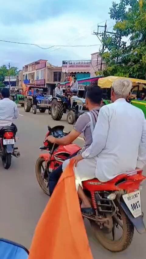 शामगढ़ में किसानों का आंदोलन लगातार तेज होता जा रहा है। धरना प्रदर्शन के बाद आज किसानों ने ट्रैक्टर रैली निकालकर अपनी मांगों के समर्थन में आवाज बुलंद की। ट्रैक्टर रैली के दौरान बड़ी संख्या में किसान शामिल हुए।
पूरे घटनाक्रम का वीडियो देखें और जानें किसानों की प्रमुख मांगें।
#शामगढ़, #किसानआंदोलन, #किसानरैली, #ट्रैक्टररैली, #नगरबंद, #किसानप्रदर्शन, #मंदसौर, #मंदसौरन्यूज, #शामगढ़न्यूज, #किसानोंकीआवाज, #किसान, #यशस्वीदुनिया, #ब्रेकिंगन्यूज