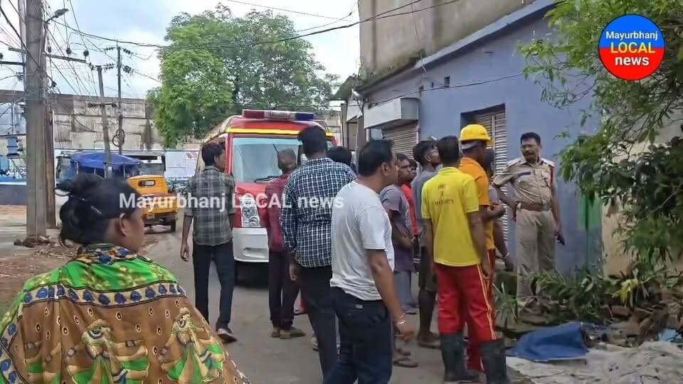 #ଲଗାଣ_ବର୍ଷାରେ_ଭାଙ୍ଗିଲା_ଘର....
ବାରିପଦା ପୋୖରାଞ୍ଚଳ ଅଧିନ ୱାର୍ଡ ନଂ ୧୯ ଦାରଗାଡାହି ଗୋଲେଇ ନିକଟରେ ଦୀର୍ଘ ଦିନରୁ ରହି ଆସୁଥିବା ମଣ୍ଟୁ ରାୟ ଓ ଗଜେନ୍ଦ୍ର ଚୌଧୁରୀ ଙ୍କ ବାସଗୃହ ଲଗାଣ ବର୍ଷା ଫଳରେ ଭାଙ୍ଗି ଯାଇଛି।।ଖବର ପାଇ ଘଟଣା ସ୍ଥଳରେ ସ୍ଥାନୀୟ ଲୋକେ, ଦମକଳ ବାହିନୀ,ବିଦ୍ୟୁତ ବିଭାଗ,ପହଞ୍ଚି ତୁରନ୍ତ ଉଦ୍ଧାର କାର୍ଯ୍ୟ ଜାରି ରଖିଥିଲେ।ତେବେ ବାରିପଦା ତହସିଲଦାର ଉକ୍ତ ଘଟଣାର ସଠିକ ତଦନ୍ତ କରି କ୍ଷତିଗ୍ରସ୍ତ ପରିବାରକୁ ଆବଶ୍ୟକ କ୍ଷତି ପୂରଣ ପ୍ରଦାନ ପାଇଁ ଦାବି କରିଛନ୍ତି ସ୍ଥାନୀୟ ବାସିନ୍ଦା।।।
#Mayurbhanj #baripada