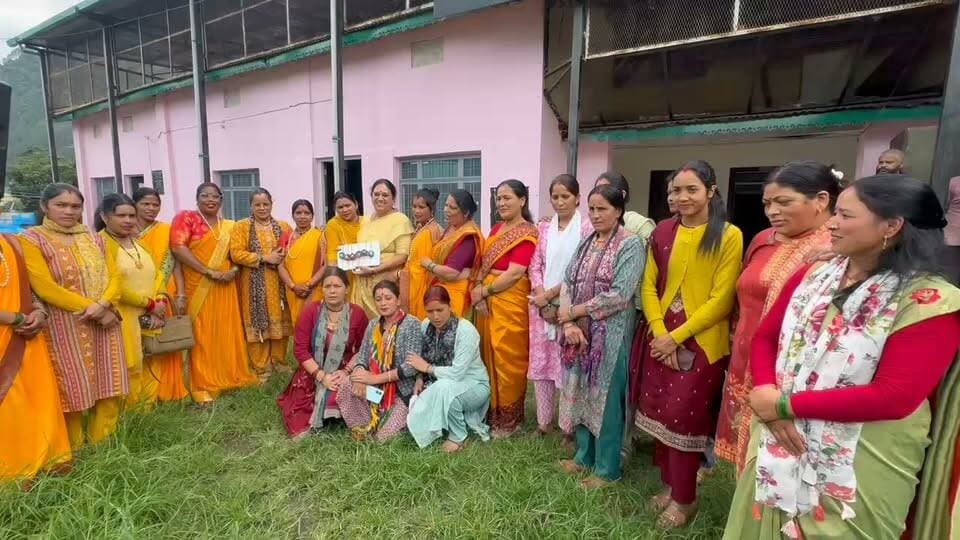 भोजपत्र की राखी में पहाड़ की संस्कृति और मातृशक्ति का संदेश!! केदारनाथ विधायक आशा नौटियाल के नेतृत्व में स्वयं सहायता समूहों की महिलाओं ने प्रधानमंत्री मोदी और मुख्यमंत्री धामी को भेजीं अनूठी राखियां!!
हिमालय की धरती पर सदियों से संरक्षित लोकपरंपरा और आधुनिक आत्मनिर्भरता का अनूठा संगम इस बार रक्षाबंधन पर देखने को मिला। केदारनाथ विधानसभा क्षेत्र की मातृशक्ति ने स्थानीय हिमालयी भोजपत्र से विशेष राखियां तैयार कर प्रधानमंत्री नरेंद्र मोदी और मुख्यमंत्री पुष्कर सिंह धामी को भेजीं। विधायक आशा नौटियाल के नेतृत्व में स्वयं सहायता समूहों की महिलाओं की इस पहल ने जहां स्थानीय संस्कृति और परंपरागत हुनर को नई पहचान दी, वहीं ‘वोकल फॉर लोकल’ और महिला आत्मनिर्भरता का संदेश भी दिया।
ऊखीमठ विकासखंड सभागार में मुख्यमंत्री सशक्त बहना योजना के तहत स्वयं सहायता समूहों से जुड़ी महिलाओं को भोजपत्र से राखी तैयार करने का प्रशिक्षण दिया गया। प्रशिक्षण के दौरान महिलाओं ने भोजपत्र जैसे स्थानीय एवं पारंपरिक संसाधन को कलात्मक रूप देकर आकर्षक राखियों का निर्माण किया। तैयार राखियों को प्रधानमंत्री और मुख्यमंत्री को भेजा गया।