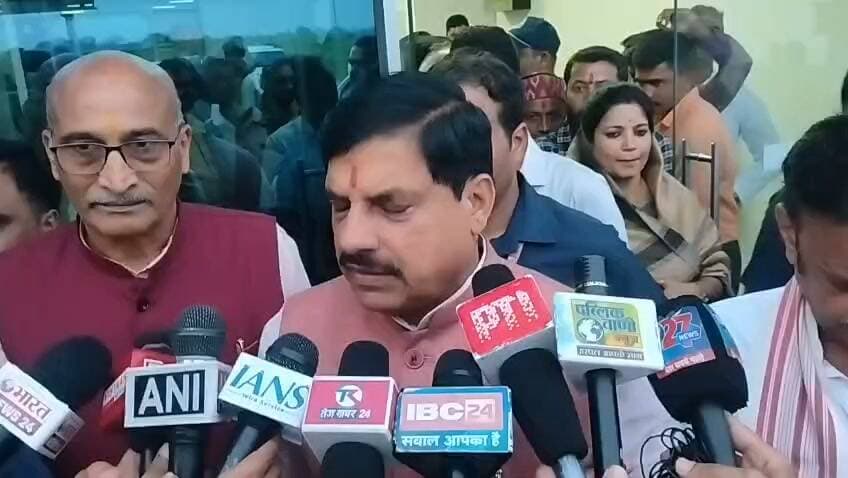 *दिल्ली से सीधे रीवा पहुंचे सीएम डॉ. मोहन, की अतिवृष्टि-राहत कार्यों की समीक्षा, जानें क्या दिए निर्देश?*
- *सीएम डॉ. मोहन की रीवा संभाग-शहडोल संभाग-जबलपुर के प्रशासन के साथ अहम बैठक*
- *किसी भी स्थिति में बीमारी को फैलने से रोकने के निर्देश*
- *प्रदेश के मुखिया ने किया जल भराव वाले इलाकों का निरीक्षण*
भोपाल/ रीवा। मध्यप्रदेश के मुख्यमंत्री डॉ. मोहन यादव 23 अगस्त को नई दिल्ली से रीवा पहुंचे। उन्होंने यहां रीवा संभाग-शहडोल संभाग-जबलपुर के कलेक्टरों, पुलिस अधीक्षकों के साथ अति वृष्टिऔर चल रहे राहत कार्यों की समीक्षा की। इस दौरान उन्होंने निर्देश दिए कि जहां अभी भी बाढ़ का पानी है, वहां राहत कैंप अच्छी तरह से संचालित किए जाएं। राहत कैंपों में समुचित मात्रा में खाद्य सामग्री, पीने के पानी एवं चिकित्सा सुविधा सुनिश्चित करें। सीएम डॉ. यादव ने कहा कि यदि लोगों का खाने-पीने का सामान, घर इत्यादि नष्ट हो गए हों उन्हें तत्काल आरबीसी 6 (4) के तहत सहायता उपलब्ध कराएं। इसके अलावा उन्होंने रीवा के गुलाब नगर में जल भराव का निरीक्षण भी किया।
मुख्यमंत्री डॉ. यादव ने निर्देश दिए कि शिविरों में साफ-सफाई का भी विशेष ध्यान रखा जाए। जहां बाढ़ का पानी उतर गया है, वहां शासकीय अमले को भेजें, लोगों को खाने-पीने की किसी तरह की परेशानी नहीं होनी चाहिए। पीने के पानी की शुद्धता के लिए सभी जल स्रोतों एवं हैंडपंपों में ब्लीचिंग पाउडर इत्यादि से क्लोरिनेशन कराएं। उन्होंने कहा कि ऐसे सभी गांव में और नगरी क्षेत्र के वार्डों में जहां बाढ़ का प्रकोप रहा है वहां विशेष चिकित्सा शिविर आयोजित करें।
*महामारी फैलने से बचाएं*
मुख्यमंत्री डॉ. यादव ने कहा कि बुखार एवं सर्दी जुकाम के मरीज को भी गंभीरता से लिया जाए, किसी तरह की महामारी की स्थिति निर्मित ना हो। जिन गांवों में अति वर्षा से विद्युत आपूर्ति प्रभावित हुई हो, उसे तत्काल बहाल करें। पशु चिकित्सा विभाग को भी बाढ़ ग्रस्त क्षेत्रों में जानवरों के इलाज में भेजें, किसी तरह की महामारी नहीं फैलनी चाहिए और यदि पशुओं की मृत्यु हुई हो तो उनका वैज्ञानिक तरीके से डिस्पोजल करें। उन्होंने कहा कि गौशालाओं इत्यादि में पशुओं के खाने-पीने एवं चारे की पर्याप्त व्यवस्था सुनिश्चित करें।
*फील्ड में उतरें अधिकारी-कर्मचारी*
मुख्यमंत्री डॉ. यादव ने निर्देश दिए कि यदि फसल क्षति की सूचना हो तो वहां तत्काल सर्वे कराएं। यदि बुवाई वगैरा प्रारंभिक अवस्था में हो तो उसके नष्ट होने पर बीज इत्यादि की व्यवस्था करें। राजस्व विभाग, पंचायत एवं ग्रामीण विकास विभाग, चिकित्सा विभाग, पशु चिकित्सा विभाग, कृषि विभाग इत्यादि के अधिकारी एवं कर्मचारियों को उनके कार्य स्थल-फील्ड में रहना सुनिश्चित करवाएं। इनके दल बनाकर प्रभावित क्षेत्रों में भेजें। सीएम डॉ. यादव ने कहा कि सभी नगरी निकायों एवं गांव में साफ सफाई का एक विशेष अभियान प्रारंभ करें ताकि किसी तरह की बीमारी न फैले।
*जनता का रखा जाएगा पूरा ध्यान*
समीक्षा बैठक के बाद मुख्यमंत्री डॉ. यादव ने मीडिया से कहा कि आज रीवा, शहडोल और जबलपुर संभाग में अतिवृष्टि से प्रभावित क्षेत्रों की स्थिति की समीक्षा की। प्रशासन द्वारा प्रभावित क्षेत्रों में राहत शिविर स्थापित कर नागरिकों को आवश्यक सुविधाएं एवं सहायता उपलब्ध कराई गई। बीते दो दिनों से वर्षा थमने के बाद अधिकांश नागरिक राहत शिविरों से अपने घरों को लौट चुके हैं। अतिवृष्टि के दौरान जिन नागरिकों के घर क्षतिग्रस्त हुए हैं तथा जहां जनहानि एवं पशुहानि हुई है, उन्हें नियमानुसार सरकार की ओर से मुआवजा एवं आवश्यक सहायता उपलब्ध कराई जाएगी। उन्होंने कहा कि 24 से 27 अगस्त 2026 के बीच जिन जिलों में वर्षा चक्र सक्रिय होने की संभावना है, वहां सुरक्षा की दृष्टि से प्रशासनिक अधिकारियों को आवश्यक दिशा-निर्देश दिए हैं। संभावित प्रभावित क्षेत्रों में सतत निगरानी रखने तथा आवश्यकता के अनुरूप राहत एवं बचाव की सभी व्यवस्थाएं सुनिश्चित करने के निर्देश दिए गए हैं। वहीं, इस वर्ष प्रदेश में अब तक सामान्य से लगभग 20% कम वर्षा हुई है। इसे ध्यान में रखते हुए कृषि विभाग को कम पानी में बेहतर उत्पादन देने वाली फसलों को प्रोत्साहित करने तथा किसानों को आवश्यक मार्गदर्शन उपलब्ध कराने को कहा गया है। उन्होंने कहा कि सरकार का प्रयास है कि बदलती मौसम परिस्थितियों के बीच नागरिकों की सुरक्षा के साथ-साथ किसानों के हितों का भी पूरा ध्यान रखा जाए।