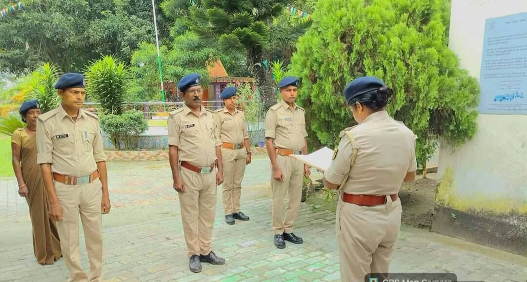 Kishanganj पुलिस अधीक्षक महोदय, किशनगंज के निर्देशानुसार जिला के सभी थाना क्षेत्रों में साप्ताहिक चौकीदारी परेड का आयोजन किया गया।
परेड के दौरान विधि-व्यवस्था संधारण एवं अपराध नियंत्रण के दृष्टिकोण से विभिन्न महत्वपूर्ण बिंदुओं पर विस्तारपूर्वक चर्चा की गई।
चौकीदारों को अपने-अपने क्षेत्रों में होने वाली आपराधिक गतिविधियों, संदिग्ध व्यक्तियों तथा अन्य महत्वपूर्ण सूचनाओं से संबंधित जानकारी त्वरित एवं प्रभावी ढंग से साझा करने हेतु निर्देशित किया गया।