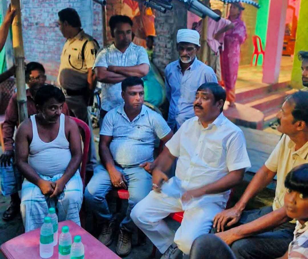 मटियारी हाट में मासूमों की डूबने से मौत, विधायक तौसीफ आलम ने जताया शोक
बहादुरगंज विधायक तौसीफ आलम आज टेढ़ागाछ प्रखंड के मटियारी हाट निवासी अपने करीबी नेहाल बाबू के घर पहुंचे। नेहाल बाबू के 10 वर्षीय पुत्र एवं उनके 10 वर्षीय भांजे की पानी में डूबने से हुई दर्दनाक मौत की खबर सुनकर विधायक ने परिजनों से मुलाकात की। उन्होंने शोकाकुल परिवार को ढांढस बंधाया और मृत दोनों मासूमों के प्रति खिराज-ए-अकीदत पेश कर गहरी संवेदना व्यक्त की।