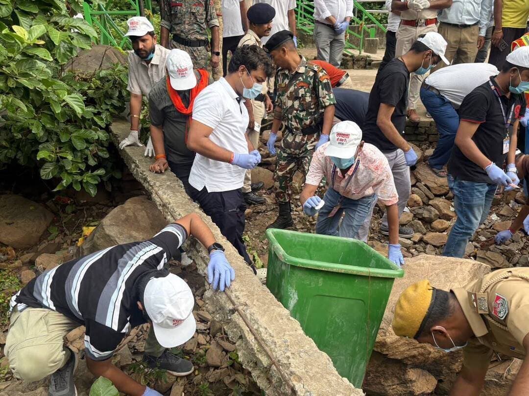 रोहतास जिले के प्रसिद्ध मां तुतला भवानी ईको पर्यटन स्थल को स्वच्छ, सुंदर और पर्यावरण अनुकूल बनाए रखने के उद्देश्य से आज विशेष स्वच्छता एवं सफाई अभियान चलाया गया। अभियान का नेतृत्व जिला पदाधिकारी, रोहतास दीपक कुमार मिश्रा एवं वन प्रमंडल पदाधिकारी स्टालिन फिडल कुमार के० ने संयुक्त रूप से किया। इस दौरान एनसीसी कैडेट, स्कूली छात्राएं, सोशल मीडिया इन्फ्लुएंसर, मीडिया बंधु समेत प्रशासनिक अधिकारियों ने सक्रिय भागीदारी निभाई। सभी ने मिलकर पर्यटन स्थल के विभिन्न हिस्सों में सफाई की और लोगों को स्वच्छता के प्रति जागरूक किया।
जिला पदाधिकारी ने कहा कि पर्यटन स्थल की प्राकृतिक सुंदरता को बरकरार रखने के लिए नियमित साफ-सफाई के साथ-साथ आम लोगों की जागरूकता भी जरूरी है। उन्होंने कहा कि यह क्षेत्र सेंचुरी क्षेत्र के अंतर्गत आता है, इसलिए पर्यावरण संरक्षण को ध्यान में रखते हुए यहां प्लास्टिक के उपयोग एवं प्रबंधन को लेकर विशेष सतर्कता आवश्यक है।
जिला पदाधिकारी एवं वन प्रमंडल पदाधिकारी ने पर्यटकों एवं स्थानीय लोगों से अपील करते हुए कहा कि पर्यटन स्थलों पर कचरा नहीं फैलाएं और कचरे को निर्धारित स्थान पर ही डालें। उन्होंने कहा कि स्वच्छ और सुंदर पर्यटन स्थल न केवल पर्यटकों को आकर्षित करते हैं, बल्कि पर्यावरण संरक्षण में भी महत्वपूर्ण योगदान देते हैं। पर्यावरण को नुकसान पहुंचाने वाले कचरे को खुले में नहीं फेंका जाना चाहिए। पर्यटन स्थल की स्वच्छता केवल एक दिन के अभियान तक सीमित न रहे, बल्कि इसे नियमित आदत के रूप में अपनाया जाना चाहिए। कहा कि ऐसा स्वच्छता अभियान आगे भी चलाया जाएगा।
अभियान में शामिल एनसीसी कैडेट, मीडिया एवं सोशल मीडिया इंफ्लुएंसरों ने भी लोगों से स्वच्छता बनाए रखने की अपील की।
#IPRD
#PublicService
#BiharGovernment
#SwachhBharat
#Tourism