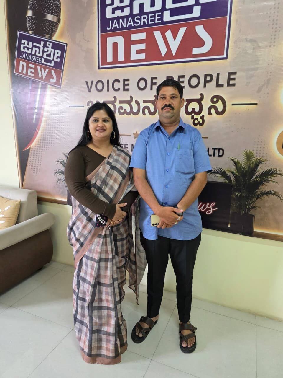 ಜನಶ್ರೀ ಟಿವಿಯ ಯಾದಗಿರಿ ಜಿಲ್ಲಾ ವರದಿಗಾರರಾಗಿ ನಿಜಮುದ್ದಿನ್ ಆಯ್ಕೆ
ಯಾದಗಿರಿ: ಹಲವು ವರ್ಷಗಳಿಂದ ಪತ್ರಿಕಾ ಹಾಗೂ ಮಾಧ್ಯಮ ಕ್ಷೇತ್ರದಲ್ಲಿ ಸಕ್ರಿಯವಾಗಿ ಕಾರ್ಯನಿರ್ವಹಿಸುತ್ತಿರುವ ನಿಜಮುದ್ದಿನ್ ಅವರನ್ನು ಜನಶ್ರೀ ಟಿವಿಯ ಯಾದಗಿರಿ ಜಿಲ್ಲಾ ವರದಿಗಾರರಾಗಿ ಆಯ್ಕೆ ಮಾಡಲಾಗಿದೆ.
ಪತ್ರಿಕೋದ್ಯಮ ಕ್ಷೇತ್ರದಲ್ಲಿ ಹಲವು ವರ್ಷಗಳ ಅನುಭವ ಹೊಂದಿರುವ ನಿಜಮುದ್ದಿನ್ ಅವರು ಯಾದಗಿರಿ ಜಿಲ್ಲೆಯ ವಿವಿಧ ಸಾಮಾಜಿಕ, ಜನಪರ, ರಾಜಕೀಯ ಹಾಗೂ ಸಾರ್ವಜನಿಕ ಸಮಸ್ಯೆಗಳಿಗೆ ಸಂಬಂಧಿಸಿದ ಸುದ್ದಿಗಳನ್ನು ನಿರಂತರವಾಗಿ ವರದಿ ಮಾಡುತ್ತಾ ಬಂದಿದ್ದಾರೆ. ಜನರ ಸಮಸ್ಯೆಗಳಿಗೆ ಧ್ವನಿಯಾಗುವ ನಿಟ್ಟಿನಲ್ಲಿ ತಮ್ಮದೇ ಆದ ರೀತಿಯಲ್ಲಿ ಮಾಧ್ಯಮ ಕ್ಷೇತ್ರದಲ್ಲಿ ಗುರುತಿಸಿಕೊಂಡಿದ್ದಾರೆ.
ಇದೀಗ ತಮ್ಮ ಪತ್ರಿಕಾ ವೃತ್ತಿ ಪಯಣವನ್ನು ಮತ್ತಷ್ಟು ವಿಸ್ತರಿಸುವ ಉದ್ದೇಶದಿಂದ ಜನಶ್ರೀ ಟಿವಿ ಮಾಧ್ಯಮ ಸಂಸ್ಥೆಯೊಂದಿಗೆ ಕೈಜೋಡಿಸಿದ್ದು, ಯಾದಗಿರಿ ಜಿಲ್ಲಾ ವರದಿಗಾರರಾಗಿ ಹೊಸ ಜವಾಬ್ದಾರಿ ವಹಿಸಿಕೊಂಡಿದ್ದಾರೆ.
ಜಿಲ್ಲೆಯ ಗ್ರಾಮೀಣ ಹಾಗೂ ನಗರ ಪ್ರದೇಶಗಳ ಜನರ ಸಮಸ್ಯೆಗಳು, ಅಭಿವೃದ್ಧಿ ಕಾರ್ಯಗಳು, ಆಡಳಿತಾತ್ಮಕ ಬೆಳವಣಿಗೆಗಳು, ಸಾಮಾಜಿಕ ವಿಚಾರಗಳು ಸೇರಿದಂತೆ ಪ್ರಮುಖ ಸುದ್ದಿಗಳನ್ನು ನಿಷ್ಪಕ್ಷಪಾತವಾಗಿ ಜನರಿಗೆ ತಲುಪಿಸುವ ನಿಟ್ಟಿನಲ್ಲಿ ಕಾರ್ಯನಿರ್ವಹಿಸುವುದಾಗಿ ನಿಜಮುದ್ದಿನ್ ತಿಳಿಸಿದ್ದಾರೆ.
ನಿಜಮುದ್ದಿನ್ ಅವರ ಆಯ್ಕೆಗೆ ಪತ್ರಕರ್ತರು, ಮಾಧ್ಯಮ ಸ್ನೇಹಿತರು ಹಾಗೂ ವಿವಿಧ ಸಂಘ-ಸಂಸ್ಥೆಗಳ ಪ್ರತಿನಿಧಿಗಳು ಅಭಿನಂದನೆ ಸಲ್ಲಿಸಿ, ಅವರ ಮುಂದಿನ ಮಾಧ್ಯಮ ಪಯಣಕ್ಕೆ ಶುಭ ಹಾರೈಸಿದ್ದಾರೆ.
<nis:link nis:type=tag nis:id=nizamuddin nis:value=Nizamuddin nis:enabled=true nis:link/> <nis:link nis:type=tag nis:id=janashreetv nis:value=JanashreeTV nis:enabled=true nis:link/> <nis:link nis:type=tag nis:id=yadgir nis:value=Yadgir nis:enabled=true nis:link/> <nis:link nis:type=tag nis:id=yadgirdistrict nis:value=YadgirDistrict nis:enabled=true nis:link/> <nis:link nis:type=tag nis:id=journalist nis:value=Journalist nis:enabled=true nis:link/> <nis:link nis:type=tag nis:id=districtcorrespondent nis:value=DistrictCorrespondent nis:enabled=true nis:link/> <nis:link nis:type=tag nis:id=kannadamedia nis:value=KannadaMedia nis:enabled=true nis:link/> <nis:link nis:type=tag nis:id=journalism nis:value=Journalism nis:enabled=true nis:link/> <nis:link nis:type=tag nis:id=media nis:value=Media nis:enabled=true nis:link/> <nis:link nis:type=tag nis:id=yadgirnews nis:value=YadgirNews nis:enabled=true nis:link/> <nis:link nis:type=tag nis:id=ಯಾದಗಿರಿ nis:value=ಯಾದಗಿರಿ nis:enabled=true nis:link/> <nis:link nis:type=tag nis:id=ನಿಜಮುದ್ದಿನ್ nis:value=ನಿಜಮುದ್ದಿನ್ nis:enabled=true nis:link/> <nis:link nis:type=tag nis:id=ಜನಶ್ರೀಟಿವಿ nis:value=ಜನಶ್ರೀಟಿವಿ nis:enabled=true nis:link/> <nis:link nis:type=tag nis:id=ಪತ್ರಿಕೋದ್ಯಮ nis:value=ಪತ್ರಿಕೋದ್ಯಮ nis:enabled=true nis:link/> <nis:link nis:type=tag nis:id=ಮಾಧ್ಯಮ nis:value=ಮಾಧ್ಯಮ nis:enabled=true nis:link/>