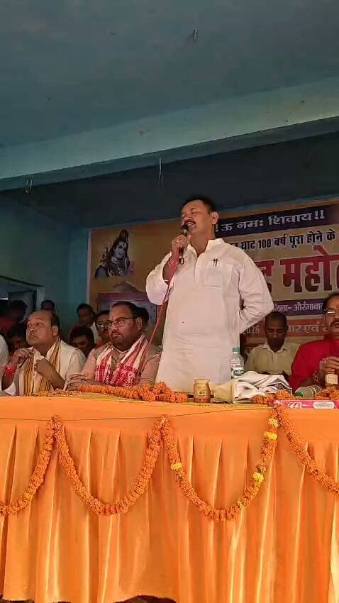 समाजसेवी देवेंद्र कुमार सिंह उर्फ भोला सिंह ने मानवघाट महोत्सव में अपना संबोधित करते हुए