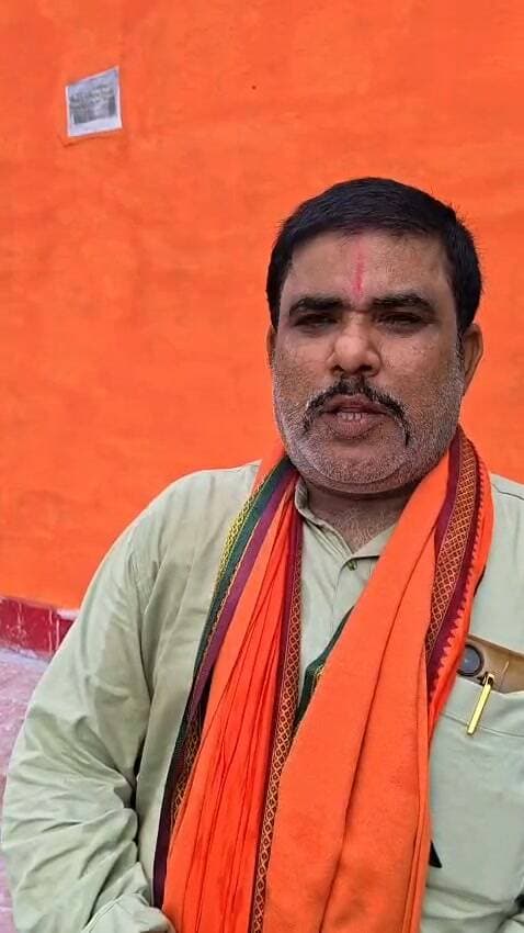 मदनपुर : मानव घाट महोत्सव में समाजसेवी ज्ञानदत्त पांडे ने बढ़ाई शोभा, मंदिर के इतिहास को बताया गौरवशाली
औरंगाबाद जिला के मदनपुर प्रखंड के खिरियावां पंचायत स्थित ऐतिहासिक मानव घाट पर आयोजित दो दिवसीय मानव घाट महोत्सव एवं महावीर मंदिर के शताब्दी समारोह में समाजसेवी ज्ञानदत्त पांडे भी शामिल हुए।
इस अवसर पर ज्ञानदत्त पांडे ने कहा कि मानव घाट केवल एक धार्मिक स्थल नहीं, बल्कि हमारी संस्कृति और विरासत का प्रतीक है। स्व. तोखि साव द्वारा स्थापित यह महावीर मंदिर 100 वर्षों से पूरे क्षेत्र के लोगों की आस्था का केंद्र बना हुआ है। ऐसे आयोजनों से हमारी नई पीढ़ी को अपनी संस्कृति से जुड़ने का मौका मिलता है।
उन्होंने आयोजन समिति को इस भव्य और सफल आयोजन के लिए बधाई दी और कहा कि मानव घाट महोत्सव को राजकीय दर्जा मिलना चाहिए, इसके लिए सभी को मिलकर प्रयास करना होगा।