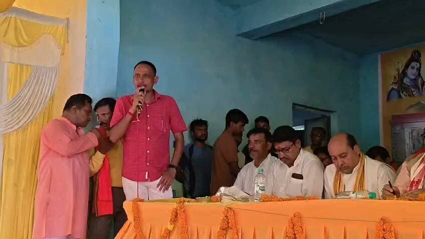 औरंगाबाद के खिरियावां में मानवघाट महोत्सव में ग्राम पंचायत खिरियावां के मुखिया प्रतिनिधि रंजीत यादव ने किया संबोधित