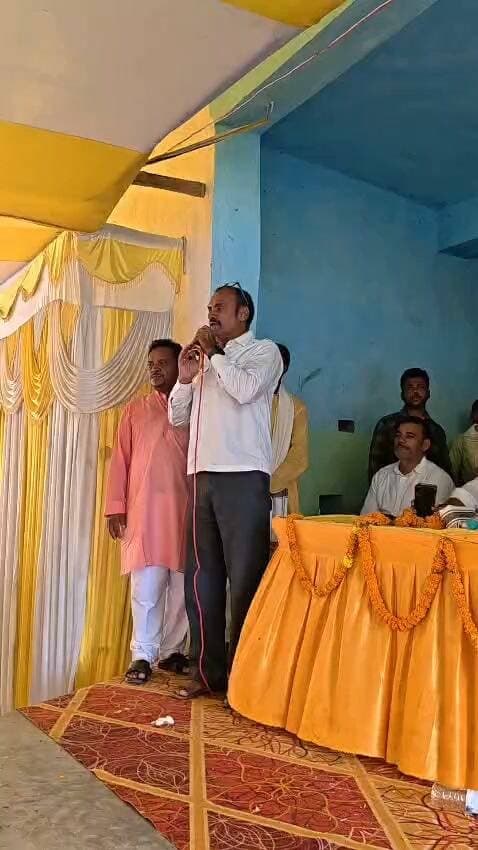 औरंगाबाद के मानवघाट महोत्सव खिरियावां में पूर्व विधायक सोमप्रकाश सिंह संबोधित करते हुए