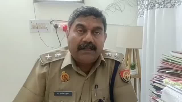 थाना मोठ पुलिस द्वारा दिनांक 22.08.2026 को थाना मोठ क्षेत्रान्तर्गत कुछ व्यक्तियों द्वारा स्वयं को सी.बी.आई के ऑफिसर बताकर एक व्यक्ति को रोककर तथा उसको झांसा देकर सोने के आभूषण हड़पने की घटना का सफल अनावरण करते हुए 01 अभियुक्त को गिरफ्तार किया गया है जिसके कब्जे से आभूषण, मोबाइल व बाइक बरामद किए गए तथा बैंक खाते में मौजूद 3.30 लाख रुपए की धनराशि को फ़्रीज कराया गया है। उक्त प्रकरण के संबंध में पुलिस अधीक्षक ग्रामीण डॉ0 अरविन्द कुमार की वीडियो बाइट-