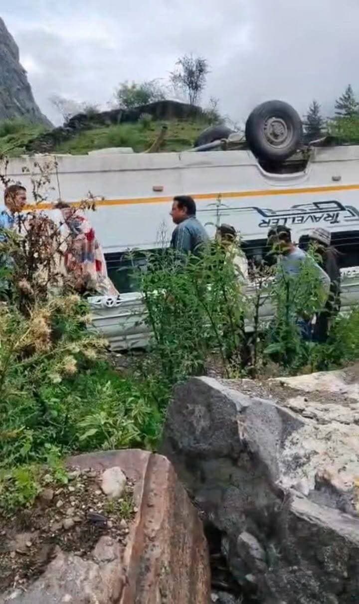 उत्तरकाशी में ब्रेक फेल होने से टेंपो ट्रेवलर पलटा, 17 यात्री सवार; सभी सुरक्षित
उत्तराखंड के उत्तरकाशी में रविवार को बड़ा सड़क हादसा टल गया। गंगोत्री राष्ट्रीय राजमार्ग पर सोनगाड के पास एक टेंपो ट्रेवलर ब्रेक फेल होने के कारण सड़क किनारे पलट गया। वाहन में गुजरात के 17 यात्री सवार बताए जा रहे हैं।हादसे में कुछ यात्रियों को हल्की चोटें आई हैं। सूचना मिलते ही 108 एंबुलेंस मौके पर पहुंची और घायलों को उपचार के लिए गंगनानी स्वास्थ्य केंद्र ले जाया गया।
प्रारंभिक जानकारी के अनुसार सभी यात्री सुरक्षित बताए जा रहे हैं। हादसे के बाद मौके पर राहत और बचाव कार्य चलाया गया।
#Uttarkashi #GangotriNationalHighway #Songad #TempoTraveller #RoadAccident #BrakeFail #UttarakhandNews #GangotriDham #GujaratTourists #RoadSafety #BreakingNews #LatestNews #AccidentNews #RescueOperation