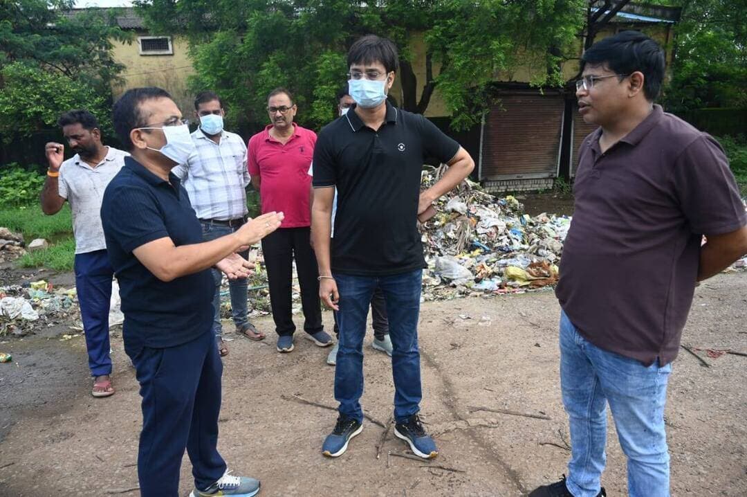स्वच्छता व्यवस्था का जायजा लेने फील्ड में उतरे कलेक्टर श्री जन्मेजय महोबे, एसएलआरएम केंद्रों एवं वार्ड का किया औचक निरीक्षण
खोखरा एसएलआरएम सेंटर में कचरे की डंपिंग पर पूर्णतः रोक लगाने के निर्देश
व्यावसायिक प्रतिष्ठानों से पृथक किया हुआ कचरा ही संग्रहित करने के निर्देश
स्रोत पर कचरा पृथक्करण की व्यवस्था प्रभावी रूप से लागू करने,सार्वजनिक स्थानों पर कचरा फेंकने वालों पर होगी जुर्माने की कार्रवाई
वार्ड क्रमांक 18 में डोर-टू-डोर कचरा संग्रहण व्यवस्था का लिया जायजा
स्वच्छता दीदियों के स्वास्थ्य परीक्षण के लिए आयोजित होगा विशेष स्वास्थ्य शिविर
#janjgirchampa #chhattisgarh
CMO Chhattisgarh DPR Chhattisgarh