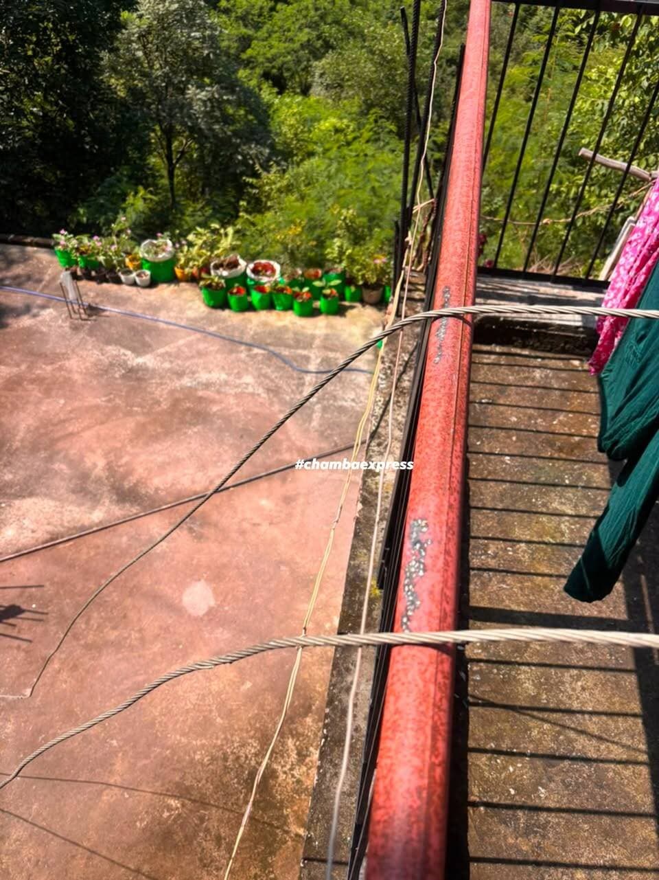 सुंगल गांव में घर के आंगन में गिरी बिजली की तारें, बड़ा हादसा टला
बिलासपुर के सुंगल गांव में बिजली की दो तारें टूटकर घर के आंगन में गिर गईं। गनीमत रही कि परिवार के सदस्य बाल-बाल बच गए। ग्रामीणों ने विद्युत विभाग से तारों और खंभे को हटाकर स्थायी समाधान की मांग की है।
#बिलासपुर #सुंगलगांव #बिनौला #बिजलीकीतारें #बिजलीहादसा #विद्युतविभाग #हादसाटला #हिमाचलप्रदेश #बिजलीसुरक्षा #ग्रामीणसमस्या #BreakingNews #LocalNews