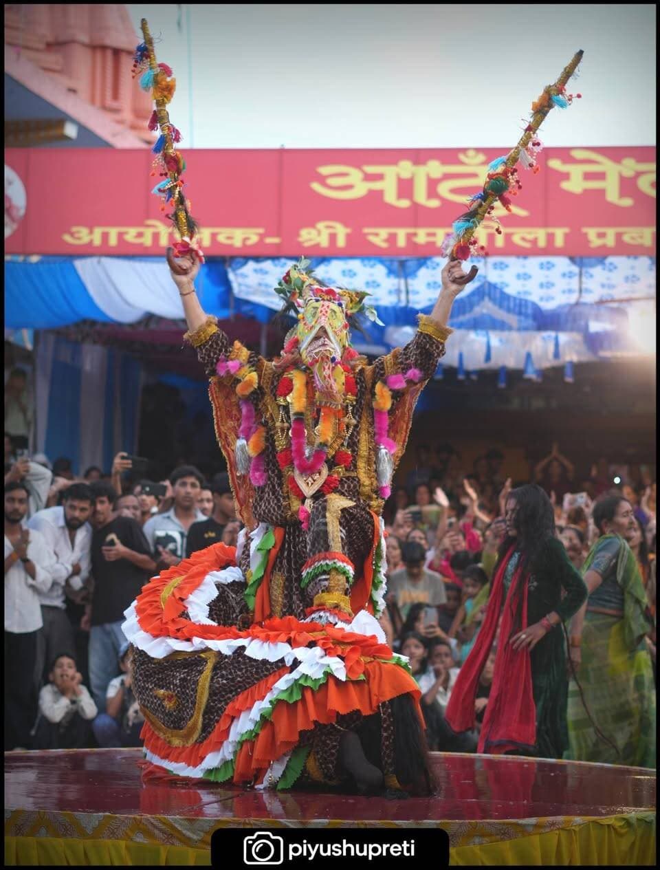 ⬇️आठूँ मेला 2026 के पाँचवें दिन सतगढ़ की हिलजात्रा ने मोहा मन, महाकाली और हिरन-चीतल के दर्शन ने बढ़ाई रौनक⬇️
पिथौरागढ़ :- श्री रामलीला प्रबन्धकारिणी समिति द्वारा आयोजित आठूँ मेला 2026 के पाँचवें दिन भी मेले में श्रद्धा, लोकसंस्कृति और उत्साह का अद्भुत संगम देखने को मिला। बड़ी संख्या में लोग मेले में पहुंचे और विभिन्न सांस्कृतिक प्रस्तुतियों का आनंद लिया। मेले की रौनक के बीच सतगढ़ हिलजात्रा दल की प्रस्तुति दिन का प्रमुख आकर्षण रही।
सतगढ़ से पहुंचे हिलजात्रा दल ने अपनी पारंपरिक प्रस्तुति के माध्यम से कुमाऊँ की लोकसंस्कृति और ग्रामीण जीवन की झलक प्रस्तुत की। हिलजात्रा के पारंपरिक पात्रों और आकर्षक प्रदर्शन ने दर्शकों को खूब प्रभावित किया। जैसे-जैसे प्रस्तुति आगे बढ़ी, दर्शकों की भीड़ बढ़ती गई और पूरा मेला क्षेत्र तालियों व उत्साह से गूंज उठा।
हिलजात्रा में माँ महाकाली के स्वरूप और भगवान हिरन-चीतल की उपस्थिति ने श्रद्धा का भाव और गहरा कर दिया। लोकमान्यता और परंपरा के अनुरूप इन स्वरूपों को आशीर्वाद और मंगलकामना का प्रतीक माना गया। लोगों ने श्रद्धा के साथ दर्शन किए और इस पारंपरिक लोकअनुष्ठान का हिस्सा बने।
रिमझिम बरसात के चलते मेले में उमड़ी भीड़ और दर्शकों का उत्साह इस बात का प्रमाण रहा कि लोकसंस्कृति से जुड़ी प्रस्तुतियां आज भी समाज को अपनी जड़ों से जोड़ने का काम कर रही हैं।