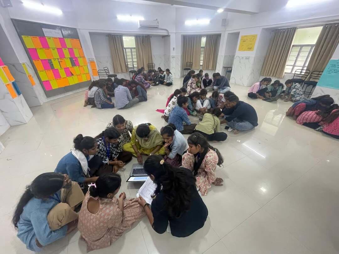 डिजिटल सहेली कार्यक्रम के अंतर्गत बालिकाओं को डिजिटल साक्षरता कौशल निखारने का मिल रहा अवसर
3 दिवसीय आवासीय प्रशिक्षण में डिजिटल शिक्षा, नेतृत्व विकास, समस्या-समाधान और करियर के अवसरों से परिचय पर जोर
@followers @top fans News 24 Udaipur
#udaipur #nonfollowers #viralpost
उदयपुर, 23 अगस्त। जिले के 5 ब्लॉकों के 12 जनजातीय क्षेत्र विकास विभाग द्वारा संचालित बालिका आश्रम छात्रावासों की 48 छात्राओं ने 21 से 23 अगस्त तक संचार सेतु, माणिक्य लाल वर्मा जनजातीय शोध संस्थान में आयोजित डिजिटल सहेलियों के प्रथम आवासीय प्रशिक्षण कार्यक्रम में भाग लिया। यह प्रशिक्षण संचार सेतु के वार्षिक कैलेंडर में पहले से संचालित ऑनलाइन प्रशिक्षण कार्यक्रम को सहयोग प्रदान करने के उद्देश्य से आयोजित किया गया।
डिजिटल सहेली कार्यक्रम जनजातीय क्षेत्र विकास विभाग (टीएडी), राजस्थान सरकार, राइज़ अप टुगेदर, कोटड़ा आदिवासी संस्थान और उजाला फाउंडेशन की संयुक्त पहल है। इस पहल का उद्देश्य टीएडी द्वारा संचालित बालिका आश्रम छात्रावासों में अध्ययनरत छात्राओं के बीच डिजिटल विभाजन को कम करना तथा चयनित छात्राओं, जिन्हें ‘डिजिटल सहेली’ कहा जाता है, में डिजिटल कौशल, आत्मविश्वास और सहपाठी-आधारित सीखने की क्षमता विकसित करना है।
डिजिटल सहेली मॉडल एक सरल और प्रभावी विचार पर आधारित है। इसके अंतर्गत प्रशिक्षित छात्राएं यानी डिजिटल सहेलियां अपने-अपने आश्रम छात्रावासों में अन्य छात्राओं के लिए पीयर फैसिलिटेटर (सहपाठी शिक्षिका) की भूमिका निभाएंगी। वे अपनी साथी छात्राओं को डिजिटल सीखने के अवसरों से जोड़ने तथा तकनीक के उपयोग को लेकर उनका आत्मविश्वास बढ़ाने में सहयोग करेंगी। कार्यक्रम के तहत नियमित डिजिटल कौशल प्रशिक्षण के बाद डिजिटल सहेलियों द्वारा अपने-अपने आश्रम छात्रावासों में सहपाठी-आधारित सीखने के सत्र आयोजित किए जाने की परिकल्पना की गई है।
3 दिवसीय आवासीय प्रशिक्षण का संचालन जयपुर स्थित शाह ब्रीह फाउंडेशन की विद्या ने किया, जो कार्यक्रम की लीड ट्रेनर हैं। उनके साथ उदयपुर के विद्यालय उद्यम एसोसिएशन के शालिनी और लक्ष्यराज, जो कार्यक्रम के मास्टर ट्रेनर हैं, भी प्रशिक्षण में शामिल रहे।
प्रशिक्षण में केवल तकनीकी डिजिटल कौशल पर ध्यान केंद्रित करने के साथ-साथ छात्राओं में समस्याओं को समझने, आलोचनात्मक सोच विकसित करने, समस्या-समाधान की क्षमता बढ़ाने तथा अपने साथियों का सहयोग करने जैसे महत्वपूर्ण कौशल विकसित करने पर भी जोर दिया गया।
राइज़ अप लीडर और विकल्प संस्थान से जुड़ी सविता ने प्रॉब्लम ट्री एनालिसिस पर विशेष सत्र लिया। इस सत्र के माध्यम से छात्राओं को किसी समस्या के मूल कारणों की पहचान करने तथा संभावित समाधानों पर व्यवस्थित और तार्किक तरीके से विचार करने की प्रक्रिया समझाई गई।
प्रशिक्षण के दूसरे दिन शनिवार 22 अगस्त को सभी 48 डिजिटल सहेलियों ने आईआईएम उदयपुर का शैक्षणिक भ्रमण किया। इस भ्रमण के माध्यम से छात्राओं को डिजिटल प्रबंधन और उससे जुड़े क्षेत्रों में उपलब्ध विभिन्न करियर अवसरों को समझने तथा उनका अनुभव प्राप्त करने का अवसर मिला।
डिजिटल सहेली कार्यक्रम में शैक्षणिक भ्रमण और अनुभवात्मक सीखने को भी प्रशिक्षण का महत्वपूर्ण हिस्सा माना गया है। इसका उद्देश्य छात्राओं को कक्षा से बाहर निकलकर विभिन्न करियर, उच्च शिक्षा और सीखने के अवसरों से परिचित कराना है। प्रशिक्षण के तीसरे दिन रविवार 23 अगस्त को डिजिटल सहेलियों ने गूगल डॉक पर अपने नामों की सूची बनाकर, प्रशिक्षण से संबंधित फ़ोटो प्रशिक्षण आयोजकों की ईमेल आईडी पर प्रशिक्षकों की मदद से मेल कीं।
उजाला फाउंडेशन से रवि ने बताया कि इस कार्यक्रम के संचालन में प्रत्यक्ष रूप के साथ-साथ अप्रत्यक्ष रूप से भी कई लोगों और संस्थाओं का सहयोग है। उदाहरण के तौर पर, डिजिटल सहेलियों को जिन उपकरणों (लैपटॉप) पर प्रशिक्षण दिया जा रहा है, वे हमें वर्ष 2025 में न्यूयॉर्क स्थित सोशल कैपिटल इनिशिएटिव (पूर्व में एशिया इनिशिएटिव्स) की ओर से प्रदान किए गए थे।
कार्यक्रम में 48 डिजिटल सहेलियों के साथ 4 आश्रम छात्रावास कोच, डॉ. अमृता, कोटड़ा आदिवासी संस्थान से गौरव, रोनक, विनय, बाबूलाल, सरफराज, मोइन, मुकेश और प्रवीण, गूंज संस्थान से रवि एवं अर्जुन, कॉम्युनिटी संस्था से वरुण और राजेश तथा वाइल्ड टेल्स फाउंडेशन से सोहेल, तथा सहयोगी संस्थान से याकूब उपस्थित रहे। उजाला फाउंडेशन की ओर से राइज़ अप लीडर रवि भी कार्यक्रम में शामिल हुए।
अगस्त 2026 में आयोजित यह पहला आवासीय प्रशिक्षण, सितंबर 2026, नवंबर 2026 और जनवरी 2027 में प्रस्तावित 4 आवासीय प्रशिक्षण कार्यक्रमों की श्रृंखला का पहला चरण है। यह डिजिटल सहेली पीयर-लर्निंग नेटवर्क के निर्माण की दिशा में एक महत्वपूर्ण कदम है।