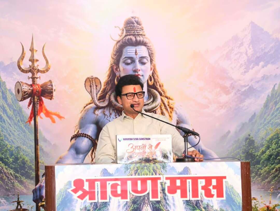 कठोर तपस्या से शिव को पाया, पार्वती बनीं अपर्णा, डोला इंद्र का सिंहासन
@followers @top fans News 24 Udaipur Narayan Seva Sansthan
#udaipur #viralpost #nonfollowers #savan
उदयपुर, 23 अगस्त। नारायण सेवा संस्थान में सावन मास के पावन अवसर पर चल रही ‘अपनों से अपनी बात—भोलेनाथ के साथ’ शिव कथा में रविवार को संस्थान अध्यक्ष प्रशांत अग्रवाल ने माता पार्वती की कठोर तपस्या और भगवान शिव से उनके विवाह की प्रेरणादायी कथा सुनाई।
प्रशांत अग्रवाल ने कहा कि भगवान शिव को पति रूप में पाने के संकल्प के साथ माता पार्वती ने राजसुख का त्याग कर कठोर तपस्या की। उन्होंने कंद-मूल का आहार लिया और बाद में केवल पत्तों का सेवन किया। इसी कारण उन्हें ‘अपर्णा’ नाम मिला। उनकी तपस्या इतनी प्रभावशाली थी कि प्रकृति भी मानो साधना के सामने नतमस्तक हो गई। हिंसक जीवों ने अपनी शत्रुता भुला दी, सूर्य का ताप मंद पड़ गया और नदियों की गति तक थमने लगी।
उन्होंने कहा कि पार्वती की तपस्या के प्रभाव से तीनों लोकों में हलचल मच गई और देवराज इंद्र का सिंहासन डोलने लगा। चिंतित देवता ब्रह्माजी के पास पहुंचे। ब्रह्मा जी ने बताया कि तपस्या करने वाली यह विदुषी कन्या स्वयं पार्वती हैं और उनका शिव से विवाह ही देवताओं की चिंता का समाधान करेगा। देवताओं की सबसे बड़ी चिंता तारकासुर के अत्याचार को लेकर थी।
प्रशांत अग्रवाल ने बताया कि इसके बाद सप्तऋषियों ने भी पार्वती की दृढ़ता और संकल्प की परीक्षा ली। यहां तक कि स्वयं महादेव ने वृद्ध का वेश धारण कर पार्वती की परीक्षा ली और शिव के प्रति उनके समर्पण को परखा। पार्वती अपने संकल्प से तनिक भी विचलित नहीं हुईं। अंततः उनकी कठोर तपस्या, अटूट श्रद्धा और दृढ़ संकल्प सफल हुआ और शिव-शक्ति का दिव्य विवाह संपन्न हुआ। इसके बाद गणेश जी महाराज व कार्तिकेय की कथा सुनाई। तारकासुर का वध हुआ। कथा के दौरान सैकड़ों श्रद्धालु और दिव्यांगजन बधू मौजूद रहे।