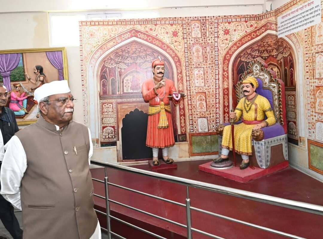 मेवाड़ की गौरवगाथा से रूबरू हुए राज्यपाल
एकलिंगनाथ के दरबार में की पूजा-अर्चना, बप्पा रावल पैनोरमा का किया अवलोकन
@followers @top fans News 24 Udaipur
#udaipur #viralpost #nonfollowers
उदयपुर, 23 अगस्त। राज्यपाल श्री हरिभाऊ बागड़े रविवार को उदयपुर प्रवास के दौरान ऐतिहासिक एवं धार्मिक नगरी कैलाशपुरी पहुंचे। उन्होंने यहां भगवान एकलिंगनाथ के दर्शन कर विधिवत पूजा-अर्चना की और प्रदेश की सुख-समृद्धि एवं खुशहाली के लिए प्रार्थना की। इसके बाद उन्होंने मठाठा कैलाशपुरी स्थित मेवाड़ के संस्थापक बप्पा रावल के पैनोरमा का अवलोकन किया और मेवाड़ के गौरवशाली इतिहास एवं समृद्ध विरासत को करीब से जाना।
एकलिंगनाथ के दरबार में की पूजा-अर्चना
राज्यपाल श्री हरिभाऊ बागड़े श्रावण मास के शुभ अवसर पर रविवार सुबह करीब 10.45 बजे कैलाशपुरी पहुंचे। यहां एडीएम सिटी जितेंद्र ओझा, एएसपी उमेश ओझा, कार्यपालक मजिस्ट्रेट हितेष त्रिवेदी, मंदिर ट्रस्ट पदाधिकारियों ने उनकी अगवानी की। राज्यपाल ने भगवान एकलिंगनाथ के मंदिर में दर्शन किए। उन्होंने पूजा-अर्चना कर भगवान एकलिंगनाथ से प्रदेशवासियों की सुख-शांति, समृद्धि एवं खुशहाली की कामना की। ऐतिहासिक एकलिंगनाथ मंदिर की धार्मिक एवं आध्यात्मिक महत्ता से भी वे परिचित हुए।
बप्पा रावल पैनोरमा का किया अवलोकन
एकलिंगनाथ के दर्शन के पश्चात राज्यपाल समीपवर्ती मठाठा गांव पहुंच कर बप्पा रावल पैनोरमा का अवलोकन किया। उन्होंने पैनोरमा परिसर में मेवाड़ के संस्थापक बप्पा रावल की अश्वारूढ़ प्रतिमा पर पुष्पांजलि अर्पित कर उन्हें नमन किया। प्राकृतिक वातावरण के मध्य निर्मित पैनोरमा में बप्पा रावल के जीवन, उनके व्यक्तित्व एवं कृतित्व, सैन्य अभियानों, नेतृत्व क्षमता तथा शासन व्यवस्था का विस्तृत और प्रभावी चित्रण किया गया है। राज्यपाल ने पैनोरमा में प्रदर्शित विभिन्न प्रसंगों को रुचि के साथ देखा और मेवाड़ के इतिहास से जुड़े महत्वपूर्ण तथ्यों की जानकारी ली।
मेवाड़ के शौर्य और गौरव की झलक
पैनोरमा के अवलोकन के दौरान राज्यपाल श्री बागड़े मेवाड़ के गौरवशाली इतिहास, वीरता और समृद्ध सांस्कृतिक परंपराओं से रूबरू हुए। बप्पा रावल के जीवन एवं मेवाड़ की स्थापना से जुड़े ऐतिहासिक प्रसंगों को जिस प्रभावी ढंग से प्रदर्शित किया गया है, उसे उन्होंने सराहा।
पैनोरमा मेवाड़ इतिहास का आइना - श्री बागड़े
पैनोरमा का अवलोकन करते हुए राज्यपाल श्री बागड़े ने कहा कि “यह पैनोरमा मेवाड़ के इतिहास का आइना है।” उन्होंने कहा कि बप्पा रावल का व्यक्तित्व और कृतित्व अत्यंत प्रेरणादायी एवं अनुकरणीय है। उनका शौर्य, नेतृत्व और मेवाड़ के लिए योगदान इतिहास में विशिष्ट स्थान रखता है। उन्होंने कहा कि इस तरह के पैनोरमा नई पीढ़ी को अपने गौरवशाली इतिहास और महान विभूतियों से परिचित कराने में महत्वपूर्ण भूमिका निभाते हैं।
बप्पा रावल की समाधि पर अर्पित की पुष्पांजलि
राज्यपाल ने पैनोरमा के समीप स्थित बप्पा रावल की समाधि पर भी पहुंचकर श्रद्धापूर्वक नमन किया और पुष्पांजलि अर्पित की। उन्होंने मेवाड़ के संस्थापक बप्पा रावल के प्रति श्रद्धा व्यक्त करते हुए उनके योगदान को स्मरण किया।