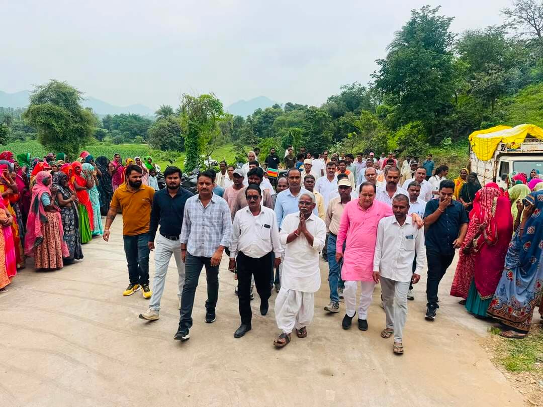 केबिनेट मंत्री श्री खराड़ी ने 47.29 लाख रुपए के विकास कार्यों का किया लोकार्पण
@followers @top fans News 24 Udaipur
#udaipur #nonfollowers #viralpost
उदयपुर, 23 अगस्त। राजस्थान सरकार के केबिनेट मंत्री श्री बाबूलाल खराड़ी ने रविवार को पंचायत समिति फलासिया क्षेत्र में विभिन्न विकास कार्यों का लोकार्पण किया। इन कार्यों पर कुल 47.29 लाख रुपए की राशि व्यय हुई है। ग्राम पंचायत देवड़ावास में 25.40 लाख रुपए की लागत से नवीन ग्राम पंचायत भवन निर्माण कार्य शामिल है। यह कार्य नरेगा एवं एसएफसी योजना के तहत ग्राम पंचायत द्वारा पूर्ण कराया गया है।
इसी प्रकार ग्राम पंचायत आमीवाड़ा में 8 लाख रुपए की लागत से मेन रोड से लीलाधर महादेव जी तक साइडवॉल मय सीसी रोड का निर्माण कार्य विधायक मद से कराया गया है। ग्राम पंचायत आमीवाड़ा में ही 13.89 लाख रुपए की लागत से सामुदायिक भवन का निर्माण कराया गया है।
केबिनेट मंत्री श्री खराड़ी ने कहा कि राज्य सरकार ग्रामीण एवं जनजातीय क्षेत्रों में आधारभूत सुविधाओं के विस्तार और विकास कार्यों को प्राथमिकता दे रही है। ग्राम पंचायत स्तर पर आवश्यक भवन, सड़क एवं सामुदायिक सुविधाओं के सुदृढ़ होने से ग्रामीणों को बेहतर सुविधाएं उपलब्ध होंगी तथा क्षेत्र के विकास को गति मिलेगी। इस अवसर पर पूर्व सांसद अर्जुन लाल मीणा, समाजसेवी भैरूलाल प्रजापत, भोपाल सिंह शक्तावत, नीलम राजपुरोहित, मुकेश माली एवं बड़ी संख्या में ग्रामीणजन उपस्थित रहे।