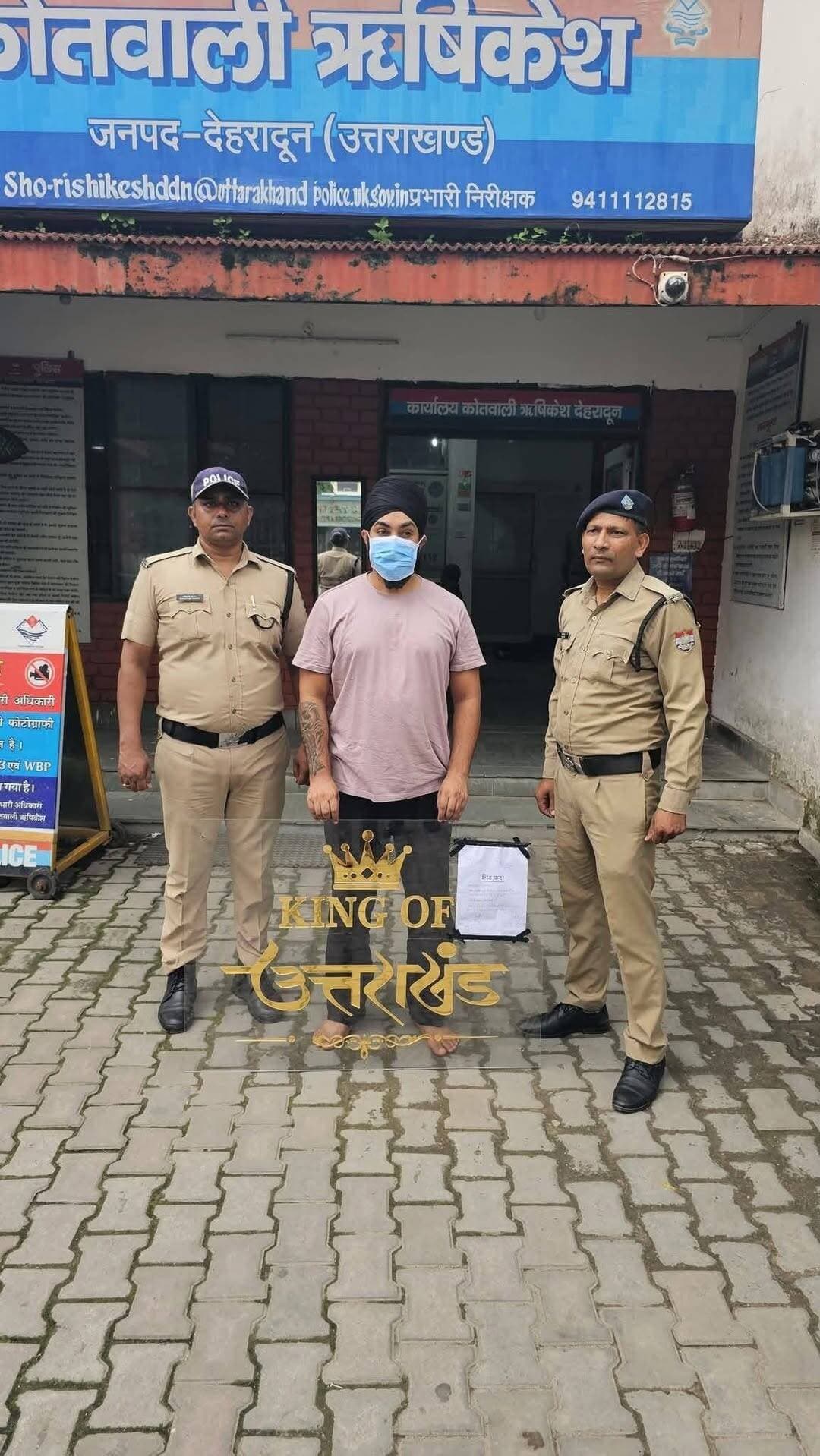 किंग ऑफ उत्तराखण्ड को दून पुलिस लायी घुटनो पर, पहुँचाया सलाखों के पीछे
एसएसपी दून के निर्देशों पर संगठित अपराधों में लिप्त अभियुक्तो पर दून पुलिस ने कसा शिकंजा
अवैध वसूली, मारपीट व ब्लैकमेलिंग के अपराधों में लिप्त अभियुक्तों के विरुद्ध ऋषिकेश पुलिस की बड़ी कार्यवाही
गैंग लीडर जगजीत उर्फ जग्गा सहित 04 अभियुक्तों पर गैंगस्टर एक्ट के तहत अभियोग पंजीकृत कर 03 अभियुक्तो को किया गिरफ्तार
अभियुक्त अपने साथियों के साथ भूमि/ पारिवारिक विवादों में लोगो के साथ मारपीट, अवैध वसूली तथा ब्लैकमेलिंग के अपराधों में रहा है लिप्त
अभियुक्त तथा उसके साथियों पर विभिन्न आपराधिक घटनाओ/गतिविधियों के लगभग 01 दर्जन अभियोग है पंजीकृत
वरिष्ठ पुलिस अधीक्षक देहरादून द्वारा सभी थाना प्रभारियों को अपने-अपने क्षेत्रों में आपराधिक गतिविधियों, विशेष कर संगठित अपराधों में लिप्त अभियुक्तों को चिन्हित करते हुए उनके विरुद्ध गुंडा/ गैंगस्टर एक्ट के तहत प्रभावी कार्रवाई किए जाने के निर्देश दिए गए हैं। उक्त निर्देशों के क्रम में ऋषिकेश पुलिस द्वारा बड़ी कार्यवाही करते हुए भूमि तथा पारिवारिक विवादों में लोगो को डरा धमकाकर उनके साथ मारपीट, अवैध वसूली तथा ब्लैकमेलिंग जैसे संगठित अपराधों में लिप्त तथा स्वयं को किंग ऑफ़ उत्तराखंड कहने वाले अभियुक्त जगजीत उर्फ जग्गा व उसके साथियों के विरुद्ध गिरोहबन्द एवं समाज विरोधी क्रियाकलाप (निवारण) अधिनियम के अंतर्गत कार्रवाई करते हुए गिरोह के गैंग लीडर जगजीत उर्फ जग्गा सहित 03 अभियुक्तों को गिरफ्तार किया गया।
गिरोह का सरगना जगजीत उर्फ जग्गा अपने साथियों के साथ मिलकर क्षेत्र में एक संगठित गिरोह संचालित करता था। उक्त गिरोह द्वारा भूमि एवं पारिवारिक विवादों में हस्तक्षेप करते हुए पक्षकारों को डरा-धमकाकर अवैध रूप से अपने हित साधे जाते थे तथा विवादों को जबरन सुलझाने, लोगो की फोटो वीडियो वायरल करने की धमकी देकर उनसे जबरन वसूली/ ब्लैकमेलिंग करने, लोगों के घरों में घुसकर उनके साथ मारपीट, गाली-गलौज करने तथा जान से मारने की धमकी देने जैसी आपराधिक गतिविधियों को अंजाम दिया जाता था।
गिरोह द्वारा अपने प्रभाव एवं भय का ऐसा वातावरण बनाया गया था कि स्थानीय लोग इनके विरुद्ध शिकायत अथवा कानूनी कार्रवाई करने से भी डरते रहते थे। गैंग लीडर जगजीत उर्फ जग्गा तथा उसके गिरोह के सदस्यों के विरुद्ध वर्ष 2016 से 2026 के मध्य गंभीर आपराधिक मामलों के 11 अभियोग पंजीकृत है तथा गिरोह के लगातार आपराधिक गतिविधियों लिप्त रहने व उनकी गतिविधियों से आमजन में भय एवं असुरक्षा की भावना उत्पन्न होने के दृष्टिगत एसएसपी देहरादून के निर्देशों पर अभियुक्तो के विरुद्ध गैंगस्टर एक्ट के तहत कार्रवाई हेतु रिपोर्ट प्रेषित की गई थी, जिसमें सक्षम न्यायालय से अनुमोदन प्राप्त होने के उपरांत गैंग लीडर जगजीत उर्फ़ जग्गा वह उसके 03 अन्य सहयोगियों के विरुद्ध कोतवाली ऋषिकेश पर मु0अ0सं0- 405/2026, धारा 2(ख)(i), 2(ख)(iii)/3 गिरोहबन्द एवं समाज विरोधी क्रियाकलाप (निवारण) अधिनियम के अंतर्गत अभियोग पंजीकृत करते हुए अभियुक्त जगजीत उर्फ़ जग्गा व उसके 02 अन्य साथियों को पुलिस द्वारा गिरफ्तार किया गया। गिरफ्तार अभियुक्त जगजीत उर्फ जग्गा की निशानदेही पर पुलिस द्वारा उसके घर से "किंग ऑफ उत्तराखण्ड" का बोर्ड बरामद किया गया, जिससे वह लोगों को भयभीत कर अपने प्रभाव में लेते हुए उक्त आपराधिक गतिविधियों को अंजाम देता था।
अभियोग में नामजद एक अन्य अभियुक्त रवि गुप्ता की गिरफ्तारी हेतु पुलिस टीम द्वारा उसके संभावित स्थानों पर लगातार दबिश दी जा रही है।
विवरण गिरफ्तार अभियुक्त:-
1- जगजीत उर्फ जग्गा पुत्र हरविन्द्र सिंह निवासी मायाकुण्ड, चन्द्रेश्वर मार्ग, ऋषिकेश, जनपद देहरादून, उम्र 39 वर्ष (गैंग लीडर)
2- प्रणव उर्फ राघव बत्रा पुत्र स्व0 अश्वनी बत्रा निवासी गली नं0 19, मण्डीवाली गली, सोमेश्वर नगर, ऋषिकेश, देहरादून, उम्र -20 वर्ष (गैंग सदस्य)
3- दीपेश कुमार पुत्र स्व0 चरण नाथ निवासी कृष्णानगर कॉलोनी, नियर आईडीपीएल, ऋषिकेश, देहरादून, उम्र 27 वर्ष (गैंग सदस्य)
वांछित अभियुक्त :-
1- रवि गुप्ता पुत्र सुरेश चन्द्र गुप्ता, निवासी शिवाजी नगर, ऋषिकेश
बरामदगी का विवरण :-
1- KING OF उत्तराखण्ड का बोर्ड
आपराधिक इतिहास :-
1- मु0अ0स0- 513/16, धारा 505/153बी भादवि व 67 आईटी एक्ट
2- मु0अ0स0- 187/22 धारा 34 भादवि व 60(1)/72 आबाकारी अधि0
3- मु0अ0स0- 91/24, धारा 452/504/506 भादवि
4- मु0अ0स0- 487/24 धारा 3/4 पोक्सो अधि0 व 65(1)/96 बीएनएस
5- मु0अ0स0- 523/25, धारा 115(2)/351(3)/352 बीएनएस
6- मु0अ0स0-340/26, धारा 351(3),352 ,308 bns धारा 3(1) r, 3(1)s sc/st act
7- मु0अ0स0-265/26, धारा- 115(2)/118(1)/118(2)/126(2)/190/191(2)/191(3)/3(5)/318(4)/351(2)/78 बीएनएस
8- मु0अ0स0- 345/26 धारा 61(2)/308(3)/351(2) बीएनएस
9- मु0अ0स0- 360/26, धारा 351(3)/352 बीएनएस
10- मु0अ0स0- 367/26, धारा 351(3) बीएनएस
11- मु0अ0स0- 385/26 धारा 115(2),191(2), 351(3), 352 बीएनएस
उत्तराखण्ड पुलिस टीम :-
1- निरीक्षक यशपाल सिह बिष्ट, प्रभारी कोतवाली ऋषिकेश
2- निरीक्षक राकेश गुसाईं, प्रभारी निरीक्षक डोईवाला (विवेचक)
3- व0उ0नि0 नवीन जोशी
4- उ0नि0 देवेन्द्र पंवार
5- उ0नि0 जगमोहन सिह
6- उ0नि0 विकसित पंवार
7- उ0नि0 बिनेश कुमार
8- उ0नि0 राजनारायण कोतवाली डोईवाला देहरादून
9- हे0का0 सन्दीप राठी
10- हे0का0 राकेश पंवार
11- का0 तेजपाल सिह
A1 News Uttarakhand