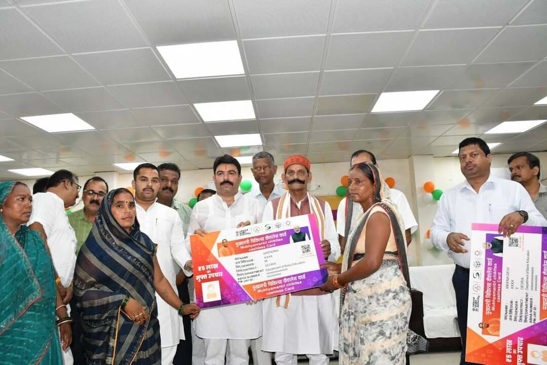 रसोइयों के मानदेय में बढ़ोतरी, ₹5 लाख तक कैशलेस इलाज की सुविधा
देवरिया, 23 अगस्त। प्रधानमंत्री पोषण योजना के तहत विद्यालयों में कार्यरत रसोइयों के सम्मान और सामाजिक सुरक्षा को लेकर शनिवार को जनपद मुख्यालय पर रसोइया सम्मान समारोह आयोजित किया गया। लखनऊ में आयोजित प्रदेश स्तरीय कार्यक्रम का सजीव प्रसारण भी कार्यक्रम में उपस्थित रसोइयों और शिक्षकों को दिखाया गया।
मुख्यमंत्री योगी आदित्यनाथ ने प्रदेश के 3.53 लाख से अधिक रसोइयों के लिए चार महत्वपूर्ण घोषणाएं कीं। इसके तहत रसोइयों का मासिक मानदेय ₹2,000 से बढ़ाकर ₹3,000 करने, मुख्यमंत्री कैशलेस चिकित्सा योजना के तहत ₹5 लाख तक निःशुल्क कैशलेस उपचार की सुविधा देने, परिधान अनुदान को ₹500 से बढ़ाकर ₹1,000 करने तथा भारतीय स्टेट बैंक के माध्यम से ₹2 लाख का निःशुल्क दुर्घटना बीमा उपलब्ध कराने की घोषणा की गई।
कार्यक्रम के दौरान रसोइयों को प्रतीकात्मक रूप से कैशलेस चिकित्सा कार्ड और बढ़े हुए मानदेय का चेक वितरित किया गया।
समारोह को संबोधित करते हुए सदर विधायक शलभ मणि त्रिपाठी ने कहा कि रसोइया बहनें विद्यालयों में बच्चों को भोजन उपलब्ध कराने के साथ उनके स्वास्थ्य और पोषण में महत्वपूर्ण भूमिका निभाती हैं। सरकार उनके सम्मान, स्वास्थ्य और सामाजिक सुरक्षा के लिए लगातार प्रयास कर रही है। उन्होंने रसोइयों से भोजन की गुणवत्ता और विद्यालय की स्वच्छता पर विशेष ध्यान देने की अपील की।
पूर्व जिला पंचायत अध्यक्ष/प्रशासक पंडित गिरीश चंद्र तिवारी ने कहा कि रसोइयों का योगदान केवल भोजन बनाने तक सीमित नहीं है, बल्कि वे बच्चों के स्वस्थ भविष्य के निर्माण में महत्वपूर्ण भूमिका निभाती हैं।
मुख्य विकास अधिकारी राजेश कुमार सिंह ने कहा कि मानदेय में वृद्धि और चिकित्सा सुविधा से रसोइयों एवं उनके परिवारों को आर्थिक और स्वास्थ्य सुरक्षा मिलेगी।
जिला बेसिक शिक्षा अधिकारी डॉ. राम जियावन मौर्य ने कहा कि मध्यान्ह भोजन योजना के सफल संचालन में रसोइयों की भूमिका महत्वपूर्ण है। उन्होंने रसोइयों से रसोईघर में साफ-सफाई और बच्चों को स्वच्छ एवं पौष्टिक भोजन उपलब्ध कराने पर विशेष ध्यान देने की अपील की।
कार्यक्रम में बड़ी संख्या में रसोइया, शिक्षक एवं अधिकारी मौजूद रहे। रसोइयों को रक्षाबंधन के अवसर पर दो साड़ी उपलब्ध कराने की व्यवस्था की जानकारी भी दी गई।
Dr. Shalabh Mani Tripathi
#Deoria #DeoriaNews #RasoiyaSammanSamaroh #MidDayMeal #CMYogi #Rasoiya #CashlessTreatment #DeoriaPost #उत्तरप्रदेश