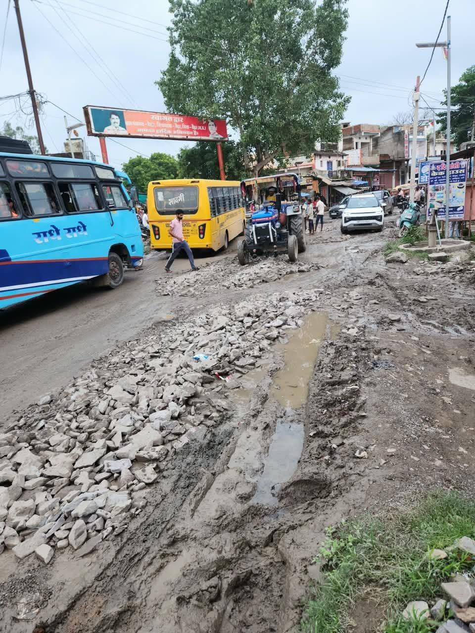 सैकड़ों गांवों को जोड़ने वाली डेल्हा मोड़ की मुख्य सड़क बदहाल, जिम्मेदार कौन?
डेल्हा। मैहर जिले के डेल्हा मोड़ से गुजरने वाली मुख्य सड़क लंबे समय से बदहाली का शिकार है। यह सड़क आसपास के सैकड़ों गांवों को जोड़ने के साथ-साथ रोजाना बड़ी संख्या में ग्रामीणों, वाहन चालकों और आम लोगों के आवागमन का प्रमुख मार्ग है। सड़क की हालत इतनी खराब हो चुकी है कि लोगों को आवागमन में भारी परेशानियों का सामना करना पड़ रहा है। सवाल यह है कि वर्षों से बनी इस समस्या का जिम्मेदार आखिर कौन है और इसका समाधान कब होगा? यह वही सड़क है, जहां एमपीआरडीसी के टोल बैरियर को लेकर पहले भी सवाल उठ चुके हैं। मैहर जिले में आयोजित एक बैठक के दौरान सांसद गणेश सिंह ने तत्कालीन कलेक्टर से कथित तौर पर सवाल किया था कि संबंधित टोल बैरियर किस आधार पर संचालित किया जा रहा है और यदि यह अवैध है तो इसका संचालन कैसे हो रहा है। इसके बावजूद स्थानीय लोगों का कहना है कि इस मामले में आज तक स्थिति पूरी तरह स्पष्ट नहीं हो सकी है। अब सड़क की बदहाली को लेकर एक और बड़ा सवाल खड़ा हो रहा है। यदि इस मार्ग पर नियमित रूप से टोल की वसूली की जा रही है तो सड़क के रखरखाव और मरम्मत की जिम्मेदारी किसकी है? आखिर सड़क से राजस्व लेने वाली व्यवस्था के बावजूद लोगों को खराब सड़क से क्यों गुजरना पड़ रहा है 100 मीटर सड़क बनी बड़ी समस्या स्थानीय लोगों के मुताबिक डेल्हा मोड़ के आसपास सड़क का एक हिस्सा लंबे समय से परेशानी का कारण बना हुआ है। सड़क पर गड्ढे और खराब सतह के कारण बारिश के मौसम में समस्या और बढ़ जाती है। दोपहिया वाहन चालकों के साथ-साथ चार पहिया और भारी वाहनों को भी यहां से निकलने में परेशानी होती है। ग्रामीणों का कहना है कि जिस सड़क से प्रतिदिन बड़ी संख्या में लोग गुजरते हैं, उसके महज करीब 100 मीटर हिस्से का निर्माण या सुधार वर्षों से लंबित रहना गंभीर सवाल खड़ा करता है। लोगों का आरोप है कि समस्या सामने होने के बावजूद जिम्मेदार विभागों और संबंधित एजेंसियों के बीच जिम्मेदारी तय नहीं हो पा रही है। उद्योगों के वाहनों से भी बढ़ता दबाव क्षेत्र में संचालित उद्योगों और वहां आने-जाने वाले भारी वाहनों के कारण भी सड़क पर लगातार दबाव बना रहता है। स्थानीय लोगों का कहना है कि भारी वाहनों की आवाजाही से सड़क की स्थिति और खराब होती जा रही है। ऐसे में यदि सड़क को नुकसान पहुंच रहा है तो संबंधित उद्योगों और सड़क निर्माण एवं रखरखाव एजेंसी के बीच जिम्मेदारी तय करना जरूरी है। ग्रामीणों का सवाल है कि यदि सड़क की खराब स्थिति उद्योगों के भारी वाहनों के कारण उत्पन्न हो रही है तो संबंधित उद्योगों से सड़क के सुधार के लिए जवाबदेही क्यों नहीं तय की जाती?
जनप्रतिनिधियों और प्रशासन से उम्मीद
मैहर जिले में प्रशासन द्वारा जनहित से जुड़े मामलों में त्वरित कार्रवाई के कई उदाहरण सामने आते रहे हैं। ऐसे में डेल्हा मोड़ की सड़क की समस्या को लेकर भी स्थानीय लोगों को उम्मीद है कि जिला प्रशासन और जनप्रतिनिधि मामले को गंभीरता से लेते हुए संबंधित विभाग और एजेंसी से जवाब मांगेंगे। स्थानीय लोगों की मांग है कि सड़क की वास्तविक स्थिति का मौके पर निरीक्षण कराया जाए, टोल वसूली की वैधता और शर्तों को सार्वजनिक किया जाए तथा यह स्पष्ट किया जाए कि सड़क के रखरखाव और निर्माण की जिम्मेदारी किस विभाग या एजेंसी की है।डेल्हा और आसपास के गांवों के लोगों की परेशानी अब केवल सड़क के गड्ढों तक सीमित नहीं रह गई है, बल्कि यह व्यवस्था की जवाबदेही का सवाल बन चुकी है। यदि सड़क पर टोल वसूला जा रहा है तो उसके बदले लोगों को बेहतर सड़क सुविधा क्यों नहीं मिल रही? यदि सड़क के रखरखाव की जिम्मेदारी एमपीआरडीसी की है तो कार्रवाई क्यों नहीं हो रही? और यदि सड़क को उद्योगों के भारी वाहनों से नुकसान पहुंच रहा है तो संबंधित उद्योगों की जवाबदेही क्यों तय नहीं की जा रही? अब जरूरत इस बात की है कि संबंधित विभाग इस पूरे मामले की जांच कर स्पष्ट करे कि डेल्हा मोड़ की बदहाल सड़क की जिम्मेदारी आखिर किसकी है और वर्षों से लंबित इस समस्या का समाधान कब तक होगा।