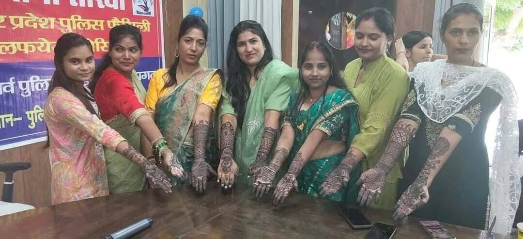 तीज पर पुलिस परिवार की महिलाओं ने रचाई मेहंदी, प्रतियोगिता में दिखी कलात्मकता
प्रतापगढ़। वामा सारथी के तत्वावधान में पुलिस परिवार की महिलाओं के लिए तीज पर्व के अवसर पर मेहंदी प्रतियोगिता का आयोजन किया गया। पुलिस लाइन स्थित सई कॉम्प्लेक्स में आयोजित कार्यक्रम का शुभारंभ मुख्य अतिथि संयुक्त मजिस्ट्रेट/उप जिलाधिकारी सदर श्रीमती अनुष्का शर्मा ने किया। प्रतियोगिता में पुलिस परिवार की महिलाओं ने उत्साह के साथ हिस्सा लिया और आकर्षक एवं कलात्मक मेहंदी डिजाइनों का प्रदर्शन किया। उत्कृष्ट मेहंदी कलाकृति बनाने वाली प्रतिभागियों को मुख्य अतिथि ने पुरस्कार देकर सम्मानित किया। उन्होंने सभी महिलाओं को तीज पर्व की शुभकामनाएं दीं। कार्यक्रम के दौरान पुलिस परिवार की महिलाओं में खासा उत्साह और खुशी दिखाई दी। आयोजन का उद्देश्य महिलाओं को रचनात्मक गतिविधियों से जोड़ने के साथ आपसी मेल-जोल और सौहार्दपूर्ण वातावरण को बढ़ावा देना रहा।