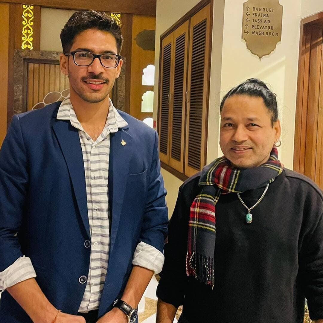 Musical event moments with @paramparikevent ..
कुछ लोग ही ideal है ,पर जो भी है कमाल है 😍
@kailashkher awesome
#music #event #jodhpur #jodhana #rajasthani
@marwadi_udanpari
@younghofficial
@saloni.rai.05
@runiyadeepak
@neha_aaswani_812
@aashasapera
@imsumsasupari
@jagirdarrv47
@iamwinnerboy