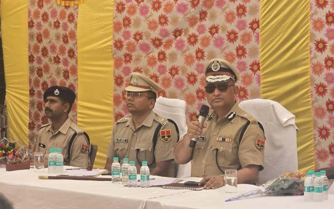 राजस्थान-पंजाब सीमा पर कानून-व्यवस्था को लेकर इंटर स्टेट कोर्डिनेशन मीटिंग आयोजित
पुलिस महानिरीक्षक बीकानेर रेंज ओमप्रकाश की अध्यक्षता में हुई अहम बैठक
मीटिंग में एसपी हरिशंकर, एसपी श्री बी. आदित्य, एसपी बठिंडा जगदीश विश्नोई सहित पंजाब एवं पुलिस के अधिकारी मौजूद रहे,
आगामी निकाय चुनाव को लेकर सीमा क्षेत्र में सुरक्षा व्यवस्था और कानून-व्यवस्था पर हुआ मंथन
दोनों राज्यों की पुलिस के बीच बेहतर समन्वय और बॉर्डर पर निगरानी मजबूत करने पर जोर
बॉर्डर चेक पोस्ट पतली का निरीक्षण कर शांतिपूर्ण एवं निष्पक्ष चुनाव को लेकर अधिकारियों को दिए आवश्यक दिशा-निर्देश।
#bikaner #police #igpolice #election #rajasthan #bikaner_update