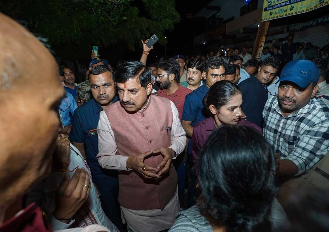 👉🏻 मुख्यमंत्री डॉ.मोहन यादव ने गुलाब नगर के बाढ़ पीड़ितों को दी सांत्वना.
👉🏻 संवेदनशील मुख्यमंत्री रीवा के गुलाब नगर के बाढ़ पीड़ितों के बीच पहुंचे.
_____________________
प्रदेश के मुख्यमंत्री डॉ. मोहन यादव एक दिवसीय प्रवास पर रीवा पहुंचे। मुख्यमंत्री ने रीवा एयरपोर्ट में वीडियो कॉन्फ्रेंसिंग के माध्यम से रीवा और शहडोल संभाग में अति वर्षा से उत्पन्न स्थिति की जानकारी ली तथा अधिकारियों को आपदा प्रबंधन के संबंध में निर्देश दिए। वीडियो कान्फ्रेंसिंग के बाद मुख्यमंत्री ने रीवा नगर के गुलाब नगर में जल भराव से प्रभावित क्षेत्र का जायजा लिया। मुख्यमंत्री ने बाढ़ पीड़ितों को सांत्वना देते हुए कहा कि सभी पीड़ितों को हर संभव सहायता दी जाएगी। कलेक्टर बाढ़ से हुई क्षति का तत्काल सर्वे कराएं तथा पीड़ितों को हर संभव सहायता प्रदान करें। आपदा की इस घड़ी में सरकार और प्रशासन जनता के साथ है। आज मैं केवल आप लोगों से मिलने के लिए ही यहां आया हूं। इस मौके पर उप मुख्यमंत्री श्री राजेन्द्र शुक्ल, भाजपा जिलाध्यक्ष श्री वीरेन्द्र गुप्ता, रीवा संभाग के कमिश्नर शीलेन्द्र सिंह, आईजी गौरव राजपूत, कलेक्टर नरेन्द्र कुमार सूर्यवंशी सहित अन्य जनप्रतिनिधि गण तथा अधिकारी उपस्थित रहे।
CM Madhya Pradesh Dr Mohan Yadav Jansampark Madhya Pradesh
#Rewa #रीवा