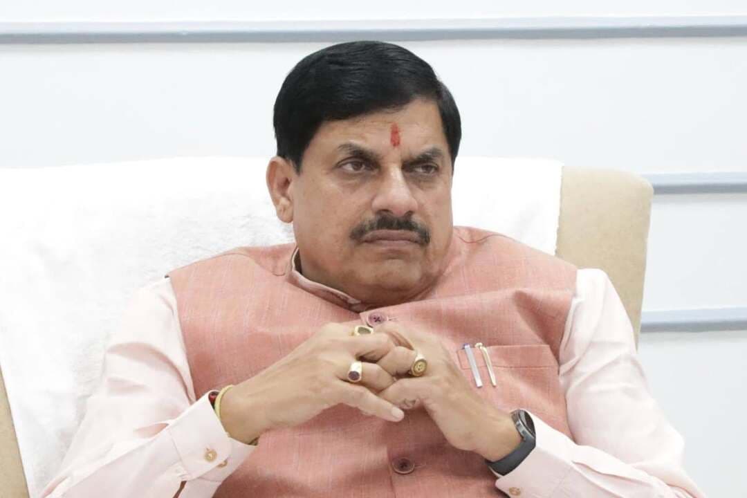 ➡️ मुख्यमंत्री डॉ. मोहन यादव ने रीवा एयरपोर्ट से वीडियो कांफ्रेंस द्वारा कमिश्नर एवं कलेक्टर को दिए निर्देश...
➡️ जहां-जहां बाढ़ का पानी है वहां राहत कैंप खोले जाएं.
➡️ सर्वे दल गठित कर बाढ़ नुकसान का सर्वे कराएं.
➡️ किसानों को कम पानी वाली फसल लेने के लिए प्रेरित किया जाए.
➡️ सभी नगरीय निकायों एवं गांवो में साफ-सफाई का विशेष अभियान प्रारंभ करें.
_______________
मुख्यमंत्री डॉ. मोहन यादव ने कहा कि जहां-जहां अभी भी बाढ़ का पानी है वहां कलेक्टर्स राहत शिविर खोलें। राहत शिविर में बाढ़ प्रभावित व्यक्तियों के लिए पर्याप्त मात्रा में खाद्य सामग्री, पीने के लिए शुद्ध पेयजल एवं चिकित्सा सुविधा अनिवार्य रूप से सुनिश्चित की जाए। मुख्यमंत्री डॉ. यादव रविवार को रीवा एयरपोर्ट से वीडियो कॉन्फ्रेंसिंग के माध्यम से रीवा एवं शहडोल संभाग के कमिश्नर एवं रीवा एवं शहडोल संभाग के जिलों के कलेक्टर्स को बाढ़ राहत एवं बचाव कार्य के निर्देश दिए और कहा कि जहां-जहां बाढ़ प्रभावित क्षेत्र हैं वहां पर किसी भी प्रकार की जनहानि और पशु हानि न होने पाए। जनहानि एवं पशु हानि से बचाव के सभी उपाय सुनिश्चित किए जाएं। मुख्यमंत्री ने रीवा एवं शहडोल संभाग के कमिश्नर को निर्देश दिए कि वह बाढ़ से हुए नुकसान का वास्तविक आंकलन करने के लिए टेक्निकल सर्वे दल का गठन कर बाढ़ प्रभावित क्षेत्रों में हुए नुकसान का सर्वे कराएं और जहां-जहां फसल क्षति की सूचना है वहां पर भी सर्वे दल जाकर प्राथमिकता से फसल क्षति का आकलन करें। जहां फसल क्षति हुई है वहां पर प्राथमिकता से प्रभावितों को जल्द से जल्द राहत राशि देना भी सुनिश्चित किया जाए। मुख्यमंत्री ने कहा कि हम किसानों को कम पानी वाली फसल लेने के लिए प्रेरित करें। उन्होंने कहा कि हम ऐसा माहौल बनाएं कि अगली बार किसान कम पानी वाली फसल लगाने के लिए प्रेरित हो सकें। मुख्यमंत्री ने कहा कि पटवारियों के माध्यम से कच्चे एवं क्षतिग्रस्त मकानो का भी सर्वे करा लिया जाए। मुख्यमंत्री ने कहा कि बारिश के दौरान सर्पदंश की घटनाएं न घटित होने पाए, इसके लिए स्वास्थ्य विभाग अभी से सभी आवश्यक उपाय सुनिश्चित करें। उन्होंने कहा कि पुलिस विभाग भी तत्परता से राहत कार्य में सहयोग करे। मुख्यमंत्री डॉ. यादव ने सभी कलेक्टर को निर्देश दिए की बाढ़ के दौरान घरों में पानी न घुसे इसके लिए प्रशासनिक अमला सभी आवश्यक उपाय सुनिश्चित करे। मुख्यमंत्री ने सीधी जिले में अत्यधिक वर्षा के चलते नवनिर्मित सड़क के बह जाने की घटना को गंभीरता से लेते हुए रीवा संभाग के कमिश्नर को निर्देश दिए कि वह सड़क बहने की घटना की टेक्निकल टीम से जांच कर रिपोर्ट प्रस्तुत करें।
मुख्यमंत्री ने वीडियो कॉन्फ्रेंसिंग के माध्यम से रीवा एवं शहडोल संभाग के कमिश्नर एवं रीवा, सतना, मऊगंज, सीधी, सिंगरौली, मैहर, जबलपुर जिले के कलेक्टर से आमने-सामने चर्चा कर बाढ़ के दौरान अलर्ट मोड पर कार्य करने के निर्देश दिए। मुख्यमंत्री ने निर्देश दिए की सभी नगरीय निकायों एवं गांवों में विशेष साफ-सफाई का अभियान प्रारंभ किया जाए ताकि वर्षा के दौरान हर प्रकार की बीमारी को एवं संक्रमण को फैलने से रोका जा सके। उन्होंने राजस्व विभाग, पंचायत एवं ग्रामीण विकास विभाग, चिकित्सा विभाग, पशु चिकित्सा विभाग, कृषि विभाग के अधिकारियों एवं कर्मचारियों को अपने कार्य स्थल एवं फील्ड में 24 घंटे मुस्तैद रहने के निर्देश दिए और कहा कि यह सभी विभाग अपने-अपने दल बनाकर बाढ़ प्रभावित क्षेत्रों में जाकर राहत एवं बचाव का कार्य करें। मुख्यमंत्री ने कहा कि यदि बाढ़ से प्रभावित लोगों का घर, सामान एवं खाने-पीने की वस्तुएं नष्ट हो गई हैं तो उन्हें तत्काल आरबीसी 6/4 के तहत सहायता राशि उपलब्ध कराई जाए। उन्होंने कहा कि राहत शिविर में साफ सफाई का भी विशेष ध्यान रखा जाए। साफ-सफाई के अभाव में कोई भी संक्रामक बीमारी न फैलने पाए। मुख्यमंत्री ने सभी कलेक्टर को निर्देश दिए कि जहां-जहां बाढ़ का पानी उतर गया है वहां शासकीय अमले को भेजकर लोगों के भोजन एवं शुद्ध पेयजल की व्यवस्था सुनिश्चित की जाए। मुख्यमंत्री ने कहा कि किसी भी व्यक्ति को किसी भी प्रकार की परेशानी नहीं होने पाए। पीने के पानी की शुद्धता के संबंध में निर्देश देते हुए मुख्यमंत्री ने कहा कि सभी जल स्रोतों एवं हैंडपंपों में ब्लीचिंग पाउडर डालकर क्लोरिनेशन कराया जाए, साथ ही ऐसे सभी गांवों में और नगरीय क्षेत्र के वार्डों में जहां बाढ़ का प्रकोप रहा है वहां विशेष चिकित्सा शिविर आयोजित कर लोगों का स्वास्थ्य परीक्षण कर उन्हें आवश्यक दवाइयां उपलब्ध कराई जाएं। मुख्यमंत्री ने कहा कि इस दौरान बुखार एवं सर्दी जुकाम के मरीजों को भी गंभीरता से लिया जाए और उनका पूरी तरह इलाज किया जाए ताकि किसी भी तरह की महामारी की स्थिति निर्मित न होने पाए।
मुख्यमंत्री ने विद्युत विभाग के अधिकारियों को निर्देश दिए की जिन गांवों में अति वर्षा से विद्युत आपूर्ति प्रभावित हुई है वे उन गांव की विद्युत आपूर्ति तत्काल बहाल करें। मुख्यमंत्री डॉ. यादव ने पशु चिकित्सा विभाग के अधिकारियों को निर्देश दिए कि वह बाढ़ग्रस्त क्षेत्रों में पशुओं का इलाज प्राथमिकता से करें ताकि किसी भी प्रकार की महामारी न फैल पाए। बाढ़ के दौरान मृत सभी पशुओं का वैज्ञानिक तरीके से डिस्पोजल करने के निर्देश दिए। मुख्यमंत्री डॉ. यादव ने निर्देश दिए कि गौशालाओं में भी पशुओं के लिए चारे एवं पानी की पर्याप्त व्यवस्था सुनिश्चित की जाए। मुख्यमंत्री ने कहा कि जहां बुवाई प्रारंभिक अवस्था में है तो वहां बुवाई नष्ट होने पर किसानो के लिए बीज की पर्याप्त व्यवस्था भी सुनिश्चित की जाए। वीडियो कान्फ्रेंसिंग के दौरान उप मुख्यमंत्री श्री राजेन्द्र शुक्ल, विधायक सिरमौर श्री दिव्यराज सिंह, विधायक त्योंथर श्री सिद्धार्थ तिवारी, जिला पंचायत अध्यक्ष श्रीमती नीता कोल, विन्ध्य विकास प्राधिकरण के अध्यक्ष डॉ. पंचूलाल प्रजापति, उपाध्यक्ष डॉ. अजय सिंह, भाजपा जिलाध्यक्ष श्री वीरेन्द्र गुप्ता, अध्यक्ष नगर निगम श्री व्यंकटेश पाण्डेय, पूर्व विधायक श्री केपी त्रिपाठी, आयुक्त जनसम्पर्क मनीष सिंह, रीवा संभाग के कमिश्नर शीलेन्द्र सिंह, आईजी गौरव राजपूत, डीआईजी हेमंत सिंह चौहान, कलेक्टर नरेन्द्र कुमार सूर्यवंशी, एसपी डॉ. गुरूकरण सिंह, आयुक्त नगर निगम अक्षत जैन सहित अन्य जनप्रतिनिधि और अधिकारी उपस्थित रहे।
CM Madhya Pradesh Dr Mohan Yadav Jansampark Madhya Pradesh
#Rewa #रीवा