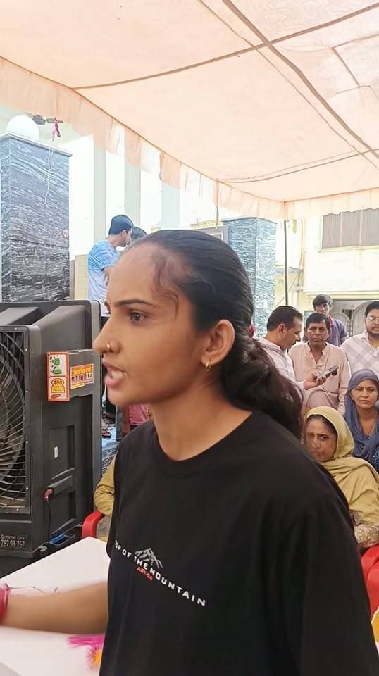 🌿 विकास के नए संकल्प के साथ एक नई शुरुआत 🌿
वार्ड नं. 31 के विकास, स्वच्छता, सुविधा और बेहतर भविष्य के संकल्प के साथ
संगरिया की आवाज़।
श्रीमती सुलोचना कड़वासरा के चुनावी कार्यालय का शुभ मुहूर्त आज शाम 5:00 बजे आयोजित होने जा रहा है।
यह सिर्फ एक चुनावी कार्यालय का शुभारंभ नहीं, बल्कि वार्ड के विकास के लिए एक नई सोच, नई ऊर्जा और नए संकल्प की शुरुआत है।
आप सादर आमंत्रित है 💐
✨ ईमानदार सोच • साफ नीयत • पक्का इरादा ✨
श्रीमती सुलोचना कड़वासरा का संकल्प है कि वार्ड में साफ-सुथरी सड़कें, हरियाली, शिक्षा एवं युवाओं के अवसर, बेहतर स्वास्थ्य सुविधाएं, महिलाओं का सम्मान एवं सुरक्षा और वरिष्ठ नागरिकों के लिए बेहतर सुविधाओं की दिशा में निरंतर प्रयास किए जाएं।
🙏 इस शुभ अवसर पर हार्दिक शुभकामनाएं एवं मंगलकामनाएं।
ईश्वर से प्रार्थना है कि यह नई शुरुआत वार्ड नं. 31 के विकास और जनसेवा के लिए सफल एवं शुभ साबित हो।
विकास की राह, साथ आपका — प्रयास हमारा।
आपका विश्वास • हमारी जिम्मेदारी • विकसित वार्ड 31
Vijay Singh Beniwal ✍️
संगरिया की आवाज़
#वार्ड_नंबर_31
#सुलोचना_कड़वासरा
#शुभ_मुहूर्त
#चुनावी_कार्यालय
#विकास_की_नई_शुरुआत
#आपका_विश्वास_हमारी_जिम्मेदारी