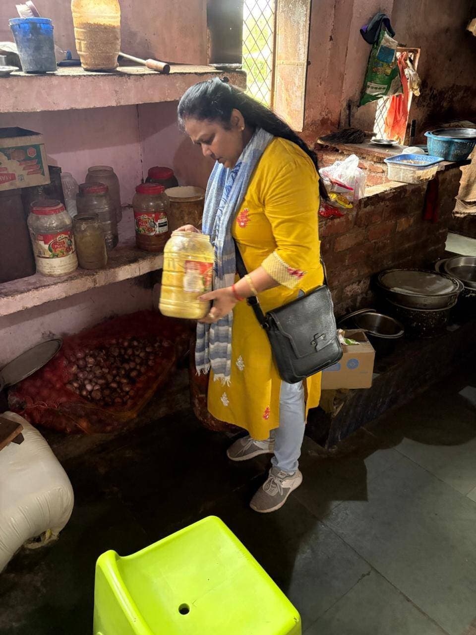 खाद्य सुरक्षा विभाग अधिकारियों ने तहसील मिहोना और भिण्ड में की सख्त कार्यवाही
50 किलोग्राम मावा, 32 किलो वनस्पति एवं 13.8 किलोग्राम ग्लूकोज पाउडर किया जप्त
होटलों से लिए नमूने, सूर्या ढ़ाबा को दिया नोटिस
कलेक्टर भिण्ड एवं अभिहित अधिकारी खाद्य सुरक्षा प्रशासन के निर्देशन में खाद्य सुरक्षा विभाग के अधिकारियों द्वारा तहसील मिहोना और भिण्ड में सख्त कार्यवाही की गई। खाद्य सुरक्षा अधिकारी श्रीमती किरन सेंगर ने ग्वालियर रोड़ स्थित सूर्या ढ़ाबा, जय गुरुदेव भोजनालय, विरासत होटल और खाना कंपनी की किचिन में बन रहे खाने की जांच की एवं सभी होटलों से पनीर के नमूने जांच वास्ते एकत्र किए।
सूर्या ढ़ाबा की किचिन में स्वच्छता एवं अन्य अनियमितताएं पाए जाने पर खाद्य सुरक्षा एवं मानक अधिनियम की धारा 32 के अंतर्गत नोटिस जारी करने की कार्रवाई की गई। खाद्य सुरक्षा अधिकारी कु. रेखा सोनी ने तहसील मिहोना के ग्राम चांदोख स्थित उत्तम डेयरी पर छापामार कार्रवाई कर दूध में वनस्पति और ग्लूकोज पाउडर मिलाकर मावा बनाते हुए पकड़ा।
डेयरी संचालक उत्तम शर्मा से दूध मावा वनस्पति और ग्लूकोज पाउडर के नमूने जांच वास्ते लेकर 50 किलोग्राम मावा, 32 किलो वनस्पति एवं 13.8 किलोग्राम ग्लूकोज पाउडर जप्त किया। रजिस्ट्रीकरण प्राधिकारी रेखा सोनी ने उत्तम डेयरी का खाद्य रजिस्ट्रेशन निलंबित किया।
#CMMadhyaPradesh
#JansamparkMP
Directorate of Health Services, Madhya Pradesh
#भिण्ड
#Bhind