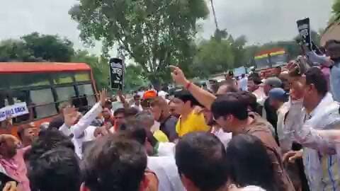 यूपी : लखनऊ में आज सवर्ण मोर्चा संगठन प्रोटेस्ट कर रहा है। ब्रजेश पाठक सहित सवर्ण सांसद/विधायकों के खिलाफ नारेबाजी हो रही है। UGC का विरोध कर रहे प्रदर्शनकारी कह रहे हैं कि समाज के हित में न बोलने वाला हर व्यक्ति मुर्दा है।