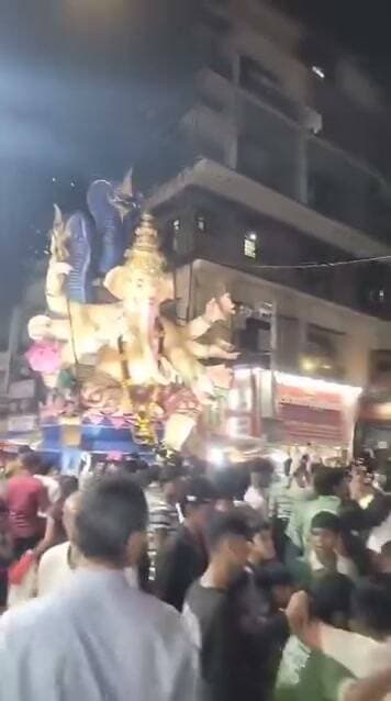 मुंबई में बीती रात 22 फुट ऊंची गणेश प्रतिमा गिरने से दो लोगों की मौत हो गई, जबकि पांच लोग घायल हो गए। हादसा उस समय हुआ जब प्रतिमा को पंडाल में ले जाया जा रहा था। सामने आए वीडियो में हादसे से कुछ देर पहले प्रतिमा को पंडाल में ले जाते हुए देखा जा सकता है।