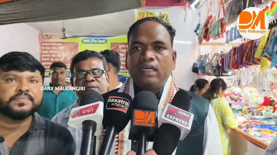 ବାଣିଜ୍ୟ ମେଳାରେ ମାଲକାନଗିରି ବିଧାୟକ ଶ୍ରୀ ନରସିଙ୍ଗ ମାଡକାମୀ ଗସ୍ତ କରି ବିଭିନ୍ନ ଷ୍ଟଲ୍ ପରିଦର୍ଶନ କରିଥିଲେ। ଏହି ଅବସରରେ ବିଧାୟକ ଦୋଳିରେ ବସି ଦୋଳିର ମଜା ମଧ୍ୟ ନେଇଥିଲେ।
#Malkangiri #MalkangiriNews #ବାଣିଜ୍ୟମେଳା #NarsingMadkami #DailyMalkangiri
