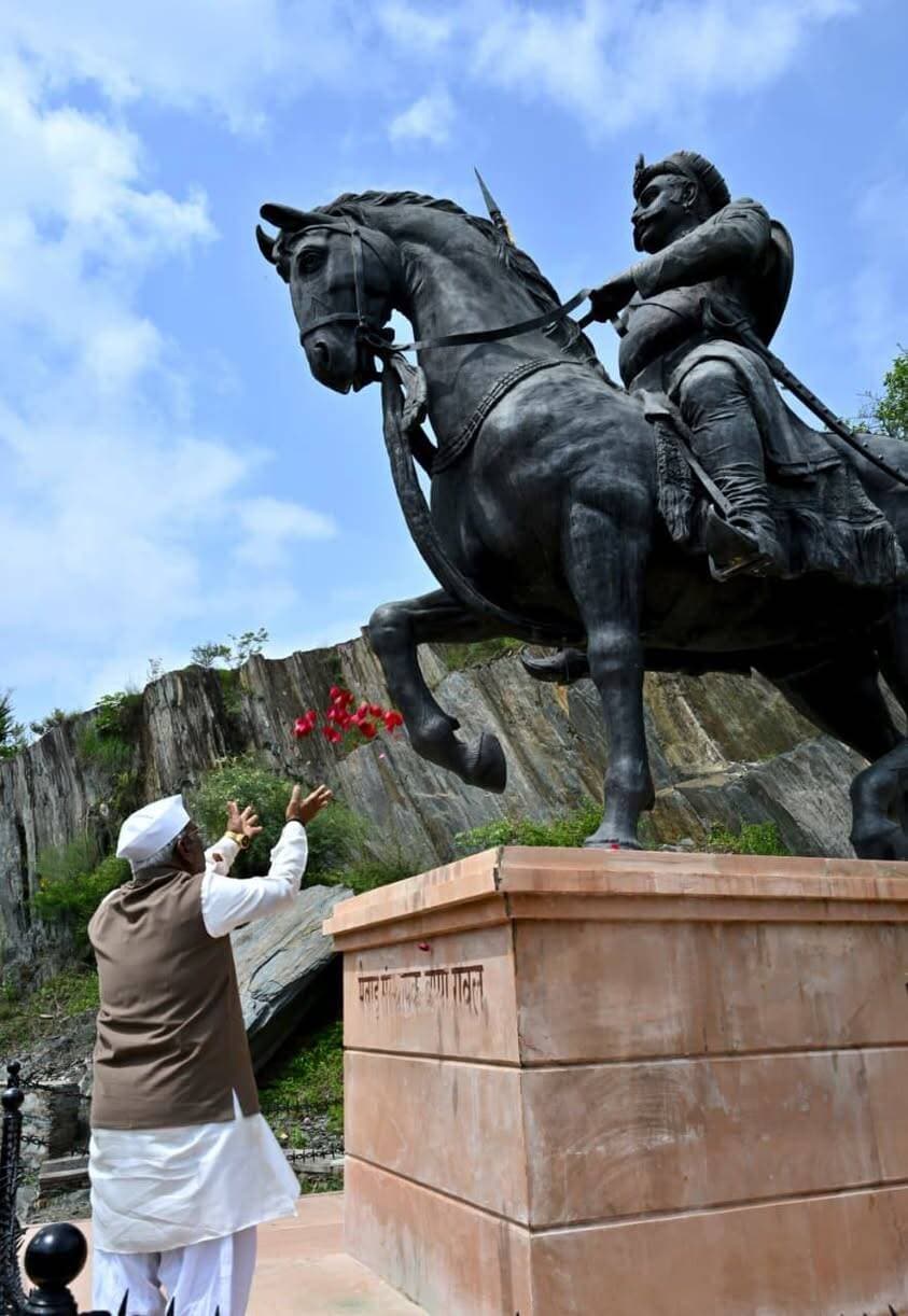 मेवाड़ की गौरवगाथा से रूबरू हुए राज्यपा, एकलिंगनाथ के दरबार में की पूजा-अर्चना, बप्पा रावल पैनोरमा का किया अवलोकन
उदयपुर, 23 अगस्त। राज्यपाल श्री हरिभाऊ बागड़े रविवार को उदयपुर प्रवास के दौरान ऐतिहासिक एवं धार्मिक नगरी कैलाशपुरी पहुंचे। उन्होंने यहां भगवान एकलिंगनाथ के दर्शन कर विधिवत पूजा-अर्चना की और प्रदेश की सुख-समृद्धि एवं खुशहाली के लिए प्रार्थना की। इसके बाद उन्होंने मठाठा कैलाशपुरी स्थित मेवाड़ के संस्थापक बप्पा रावल के पैनोरमा का अवलोकन किया और मेवाड़ के गौरवशाली इतिहास एवं समृद्ध विरासत को करीब से जाना।
एकलिंगनाथ के दरबार में की पूजा-अर्चना
राज्यपाल श्री हरिभाऊ बागड़े श्रावण मास के शुभ अवसर पर रविवार सुबह करीब 10.45 बजे कैलाशपुरी पहुंचे। यहां एडीएम सिटी जितेंद्र ओझा, एएसपी उमेश ओझा, कार्यपालक मजिस्ट्रेट हितेष त्रिवेदी, मंदिर ट्रस्ट पदाधिकारियों ने उनकी अगवानी की। राज्यपाल ने भगवान एकलिंगनाथ के मंदिर में दर्शन किए। उन्होंने पूजा-अर्चना कर भगवान एकलिंगनाथ से प्रदेशवासियों की सुख-शांति, समृद्धि एवं खुशहाली की कामना की। ऐतिहासिक एकलिंगनाथ मंदिर की धार्मिक एवं आध्यात्मिक महत्ता से भी वे परिचित हुए।
बप्पा रावल पैनोरमा का किया अवलोकन
एकलिंगनाथ के दर्शन के पश्चात राज्यपाल समीपवर्ती मठाठा गांव पहुंच कर बप्पा रावल पैनोरमा का अवलोकन किया। उन्होंने पैनोरमा परिसर में मेवाड़ के संस्थापक बप्पा रावल की अश्वारूढ़ प्रतिमा पर पुष्पांजलि अर्पित कर उन्हें नमन किया। प्राकृतिक वातावरण के मध्य निर्मित पैनोरमा में बप्पा रावल के जीवन, उनके व्यक्तित्व एवं कृतित्व, सैन्य अभियानों, नेतृत्व क्षमता तथा शासन व्यवस्था का विस्तृत और प्रभावी चित्रण किया गया है। राज्यपाल ने पैनोरमा में प्रदर्शित विभिन्न प्रसंगों को रुचि के साथ देखा और मेवाड़ के इतिहास से जुड़े महत्वपूर्ण तथ्यों की जानकारी ली।
मेवाड़ के शौर्य और गौरव की झलक
पैनोरमा के अवलोकन के दौरान राज्यपाल श्री बागड़े मेवाड़ के गौरवशाली इतिहास, वीरता और समृद्ध सांस्कृतिक परंपराओं से रूबरू हुए। बप्पा रावल के जीवन एवं मेवाड़ की स्थापना से जुड़े ऐतिहासिक प्रसंगों को जिस प्रभावी ढंग से प्रदर्शित किया गया है, उसे उन्होंने सराहा।
पैनोरमा मेवाड़ इतिहास का आइना - श्री बागड़े
पैनोरमा का अवलोकन करते हुए राज्यपाल श्री बागड़े ने कहा कि “यह पैनोरमा मेवाड़ के इतिहास का आइना है।” उन्होंने कहा कि बप्पा रावल का व्यक्तित्व और कृतित्व अत्यंत प्रेरणादायी एवं अनुकरणीय है। उनका शौर्य, नेतृत्व और मेवाड़ के लिए योगदान इतिहास में विशिष्ट स्थान रखता है। उन्होंने कहा कि इस तरह के पैनोरमा नई पीढ़ी को अपने गौरवशाली इतिहास और महान विभूतियों से परिचित कराने में महत्वपूर्ण भूमिका निभाते हैं।
बप्पा रावल की समाधि पर अर्पित की पुष्पांजलि
राज्यपाल ने पैनोरमा के समीप स्थित बप्पा रावल की समाधि पर भी पहुंचकर श्रद्धापूर्वक नमन किया और पुष्पांजलि अर्पित की। उन्होंने मेवाड़ के संस्थापक बप्पा रावल के प्रति श्रद्धा व्यक्त करते हुए उनके योगदान को स्मरण किया।
कैप्शन